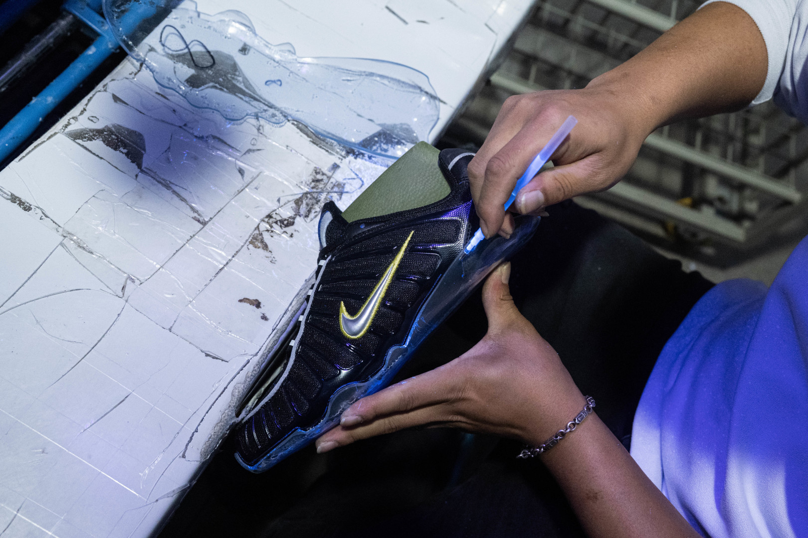 MAX版 目前最正确版本 Nike Shox TL系列 “Dynamic Yellow”黑活力黄

•鞋身热熔压胶条 高频宽度一致 立体有压印纹理
•Swoosh双层叠加工艺 层次感饱满 
•Shox气柱与支撑框架精密衔接 精准对位 PU清晰
•鞋型 鞋身高度 后跟弧度 与原鞋一致 

货号：CN0151-002
尺码：39 40 40.5 41 42 42.5 43 44 44.5 45 45.5 46 47.5