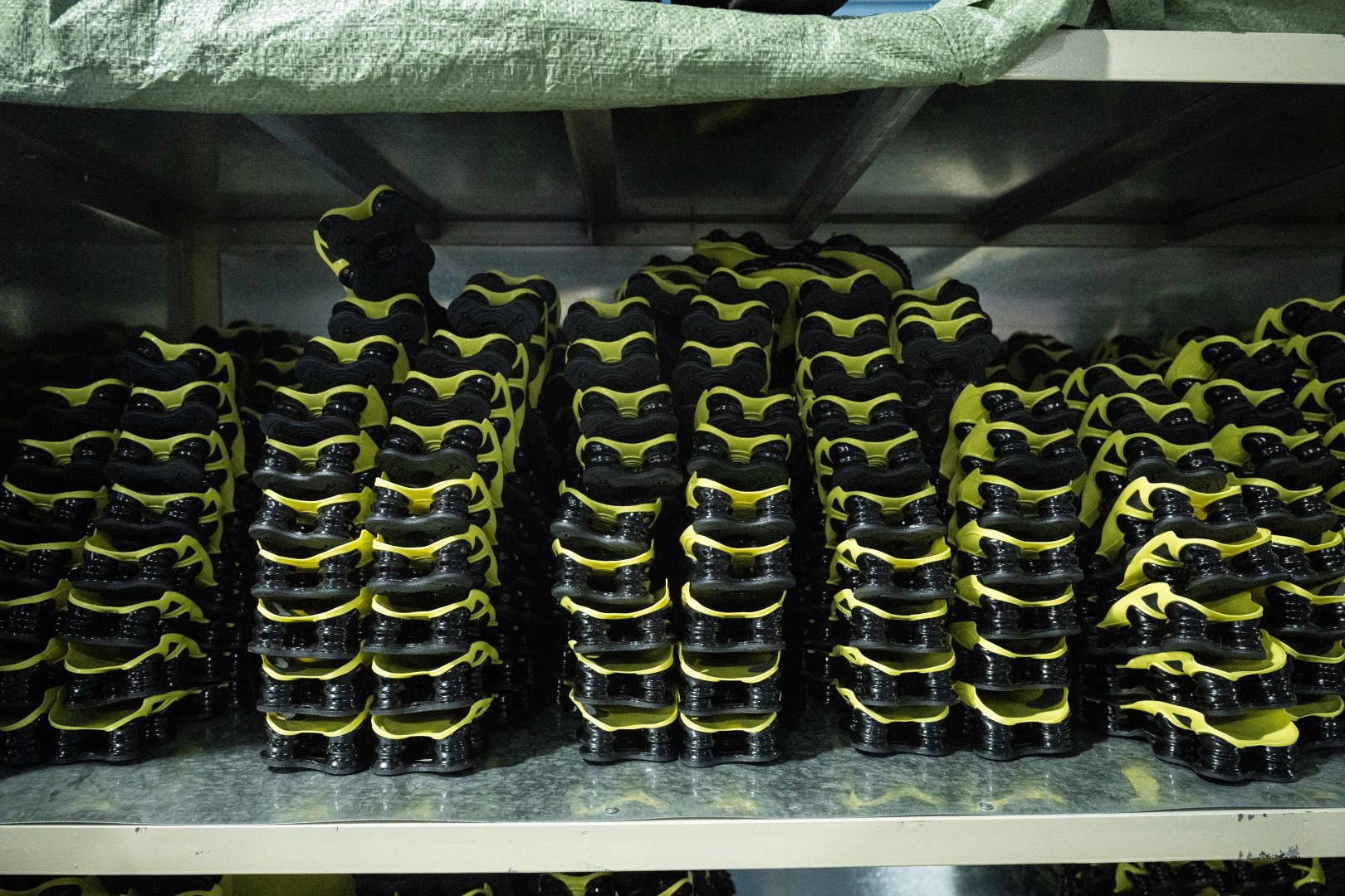 MAX版 目前最正确版本 Nike Shox TL系列 “Dynamic Yellow”黑活力黄

•鞋身热熔压胶条 高频宽度一致 立体有压印纹理
•Swoosh双层叠加工艺 层次感饱满 
•Shox气柱与支撑框架精密衔接 精准对位 PU清晰
•鞋型 鞋身高度 后跟弧度 与原鞋一致 

货号：CN0151-002
尺码：39 40 40.5 41 42 42.5 43 44 44.5 45 45.5 46 47.5