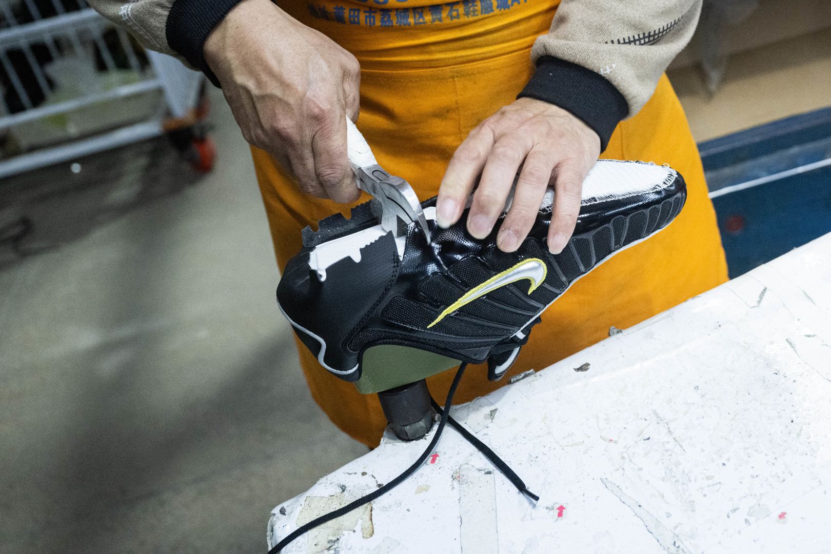 MAX版 目前最正确版本 Nike Shox TL系列 “Dynamic Yellow”黑活力黄

•鞋身热熔压胶条 高频宽度一致 立体有压印纹理
•Swoosh双层叠加工艺 层次感饱满 
•Shox气柱与支撑框架精密衔接 精准对位 PU清晰
•鞋型 鞋身高度 后跟弧度 与原鞋一致 

货号：CN0151-002
尺码：39 40 40.5 41 42 42.5 43 44 44.5 45 45.5 46 47.5