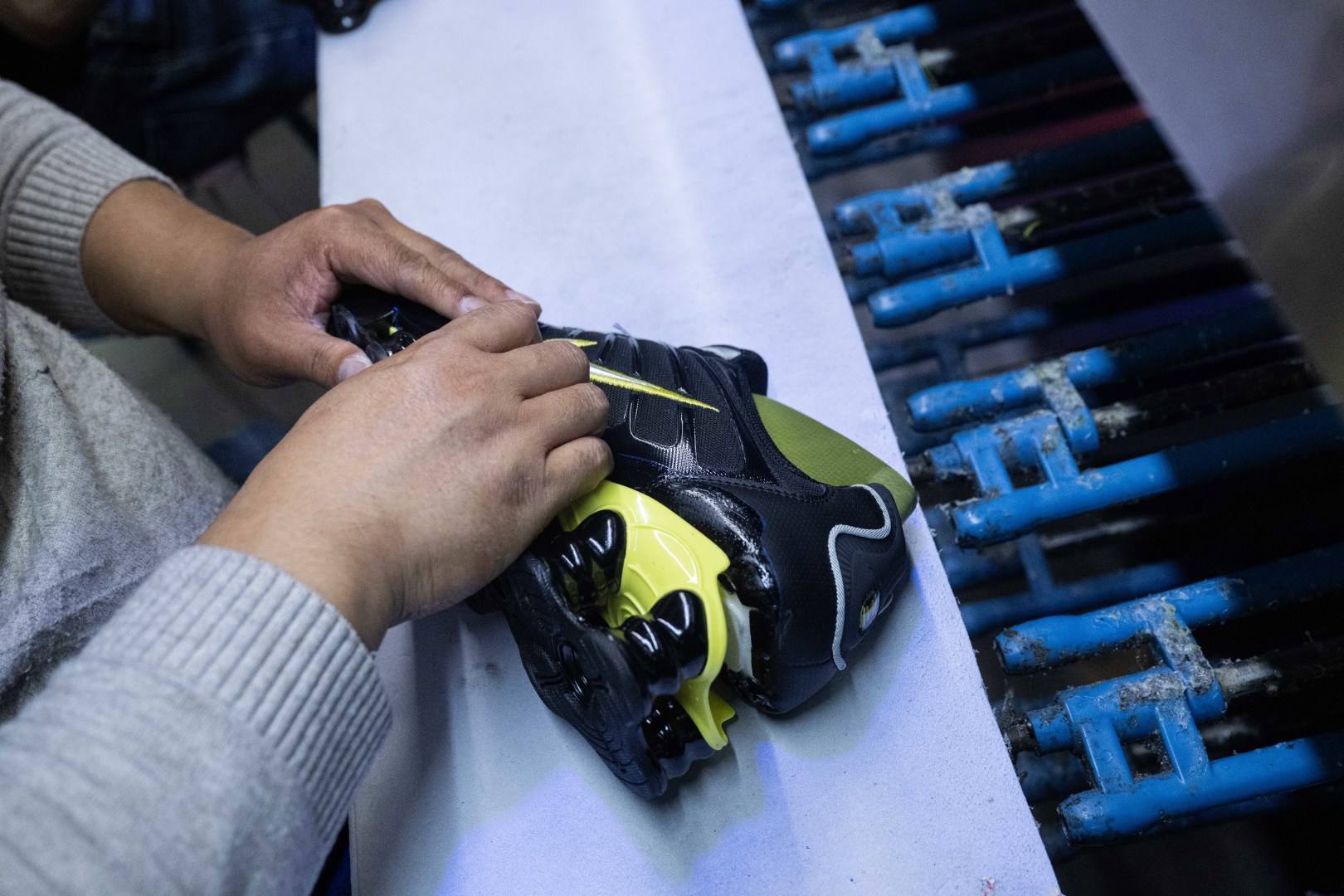 MAX版 目前最正确版本 Nike Shox TL系列 “Dynamic Yellow”黑活力黄
•鞋身热熔压胶条 高频宽度一致 立体有压印纹理
•Swoosh双层叠加工艺 层次感饱满
•Shox气柱与支撑框架精密衔接 精准对位 PU清晰
•鞋型 鞋身高度 后跟弧度 与原鞋一致
货号:CN0151-002
尺码:39 40 40.5 41 42 42.5 43 44 44.5 45 45.5 46 47.5