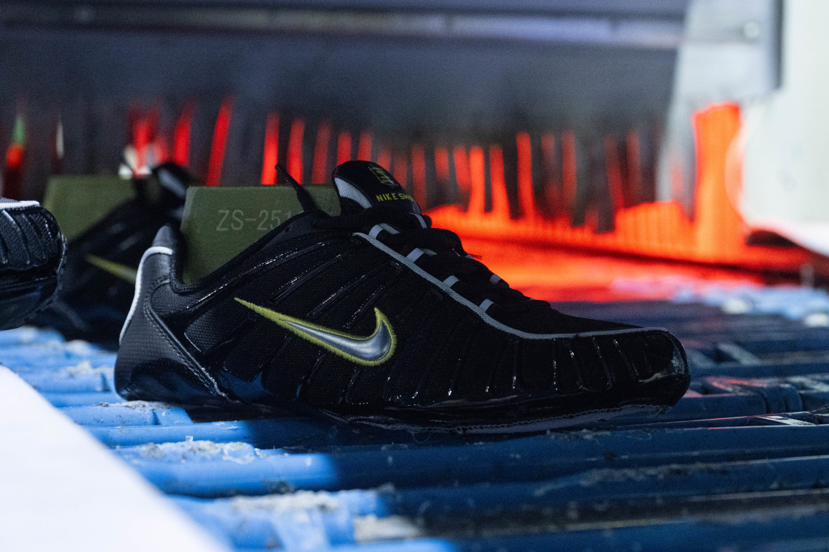 MAX版 目前最正确版本 Nike Shox TL系列 “Dynamic Yellow”黑活力黄

•鞋身热熔压胶条 高频宽度一致 立体有压印纹理
•Swoosh双层叠加工艺 层次感饱满 
•Shox气柱与支撑框架精密衔接 精准对位 PU清晰
•鞋型 鞋身高度 后跟弧度 与原鞋一致 

货号：CN0151-002
尺码：39 40 40.5 41 42 42.5 43 44 44.5 45 45.5 46 47.5