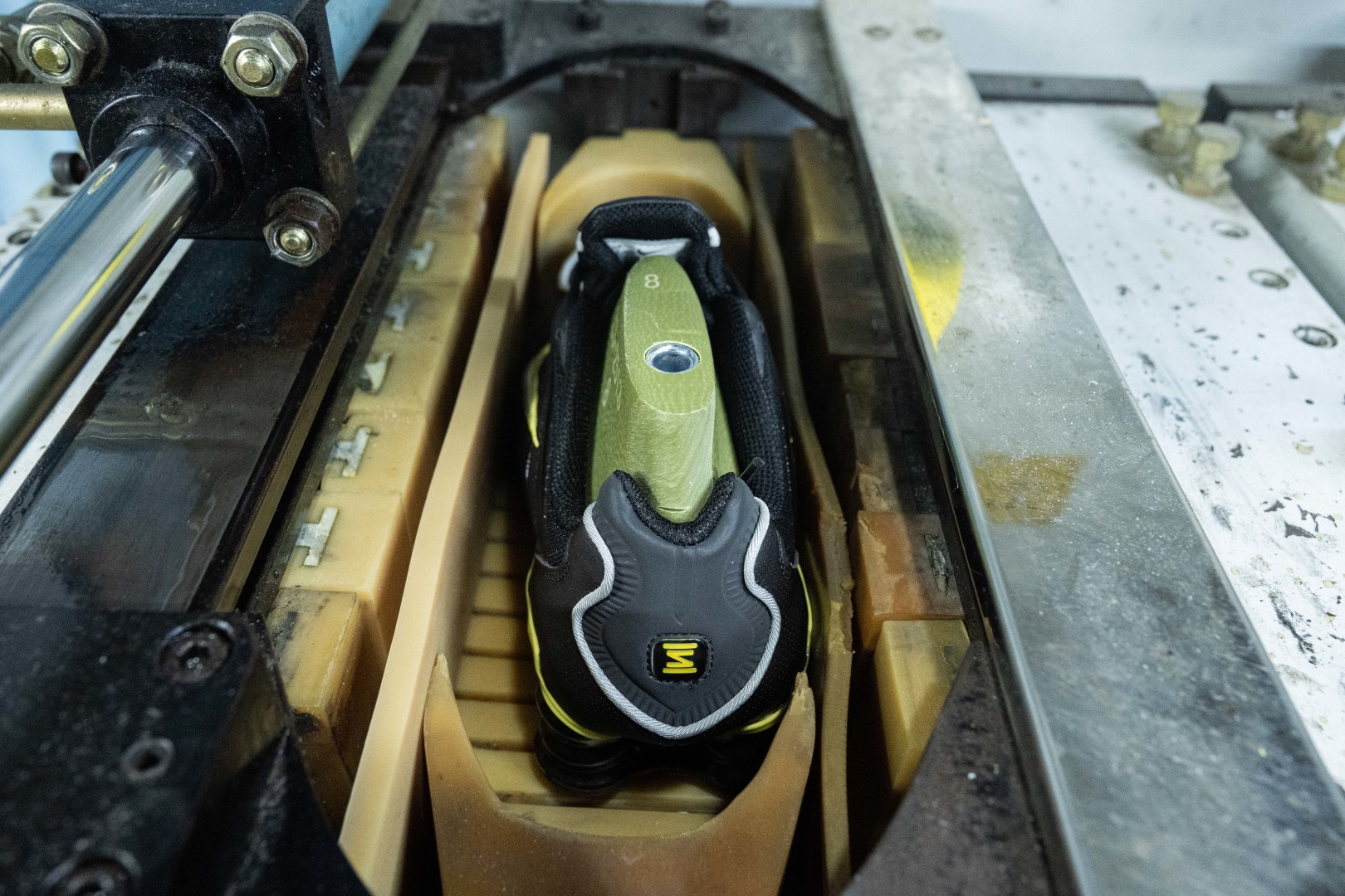 MAX版 目前最正确版本 Nike Shox TL系列 “Dynamic Yellow”黑活力黄
•鞋身热熔压胶条 高频宽度一致 立体有压印纹理
•Swoosh双层叠加工艺 层次感饱满
•Shox气柱与支撑框架精密衔接 精准对位 PU清晰
•鞋型 鞋身高度 后跟弧度 与原鞋一致
货号:CN0151-002
尺码:39 40 40.5 41 42 42.5 43 44 44.5 45 45.5 46 47.5