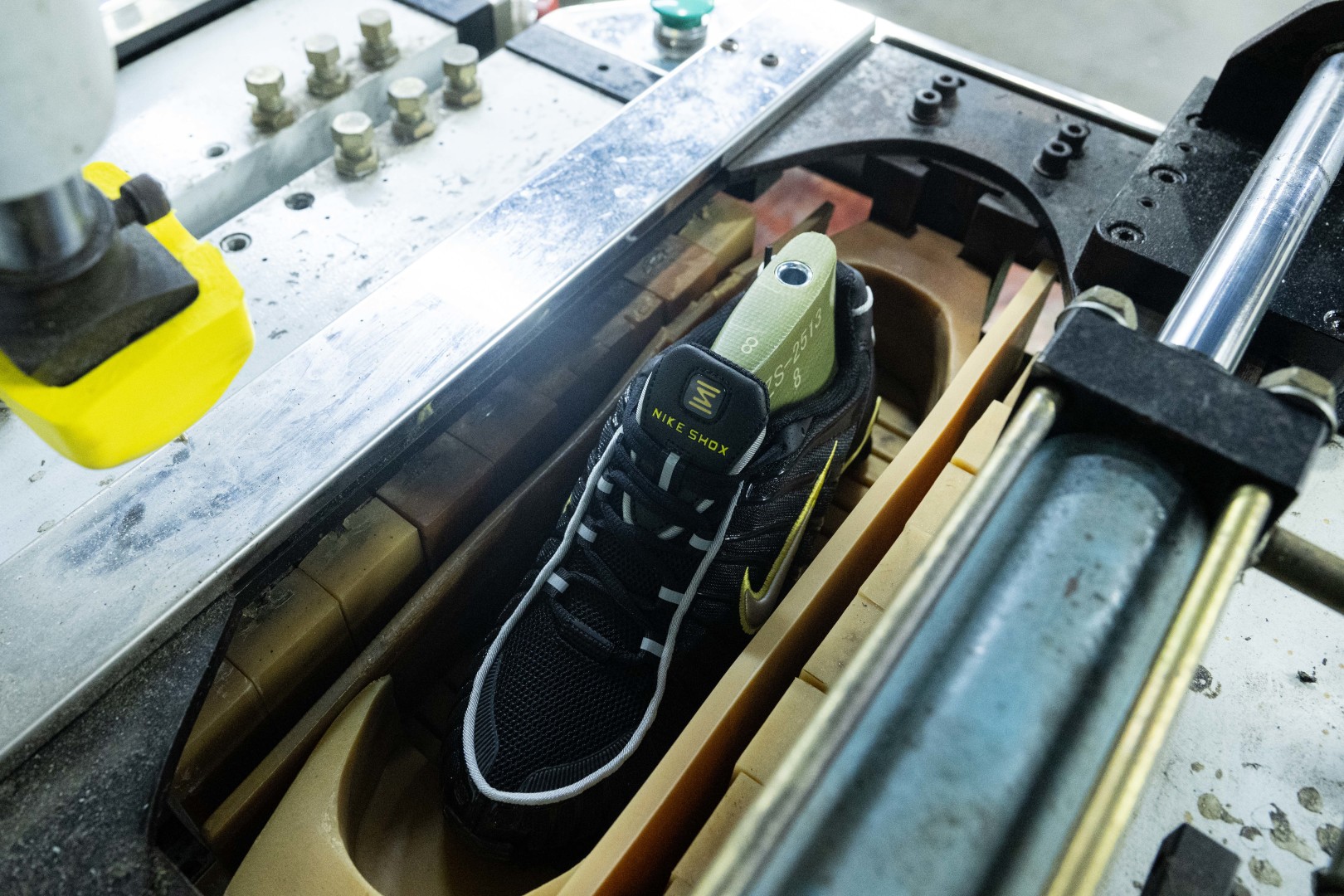 MAX版 目前最正确版本 Nike Shox TL系列 “Dynamic Yellow”黑活力黄
•鞋身热熔压胶条 高频宽度一致 立体有压印纹理
•Swoosh双层叠加工艺 层次感饱满
•Shox气柱与支撑框架精密衔接 精准对位 PU清晰
•鞋型 鞋身高度 后跟弧度 与原鞋一致
货号:CN0151-002
尺码:39 40 40.5 41 42 42.5 43 44 44.5 45 45.5 46 47.5