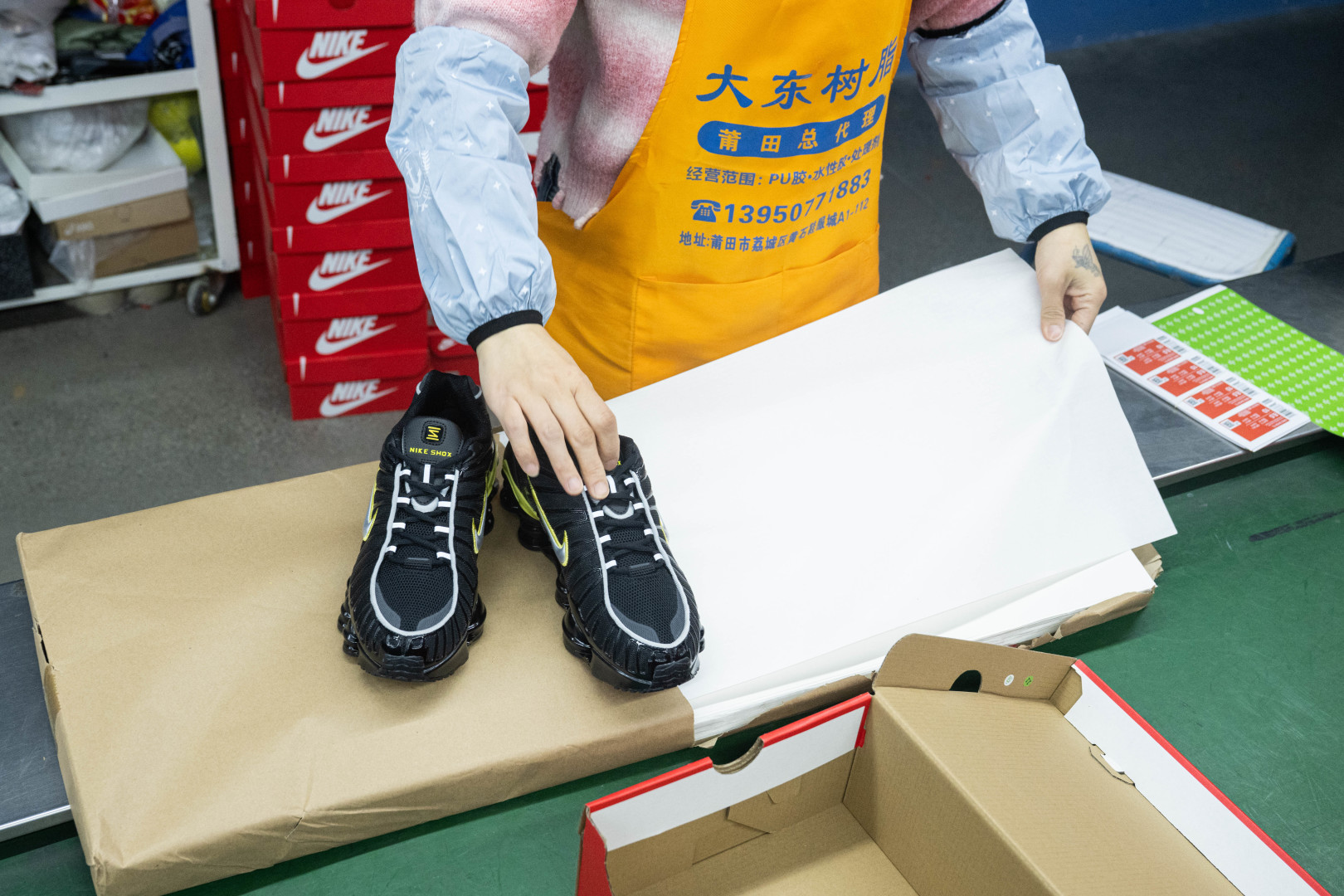 MAX版 目前最正确版本 Nike Shox TL系列 “Dynamic Yellow”黑活力黄
•鞋身热熔压胶条 高频宽度一致 立体有压印纹理
•Swoosh双层叠加工艺 层次感饱满
•Shox气柱与支撑框架精密衔接 精准对位 PU清晰
•鞋型 鞋身高度 后跟弧度 与原鞋一致
货号:CN0151-002
尺码:39 40 40.5 41 42 42.5 43 44 44.5 45 45.5 46 47.5