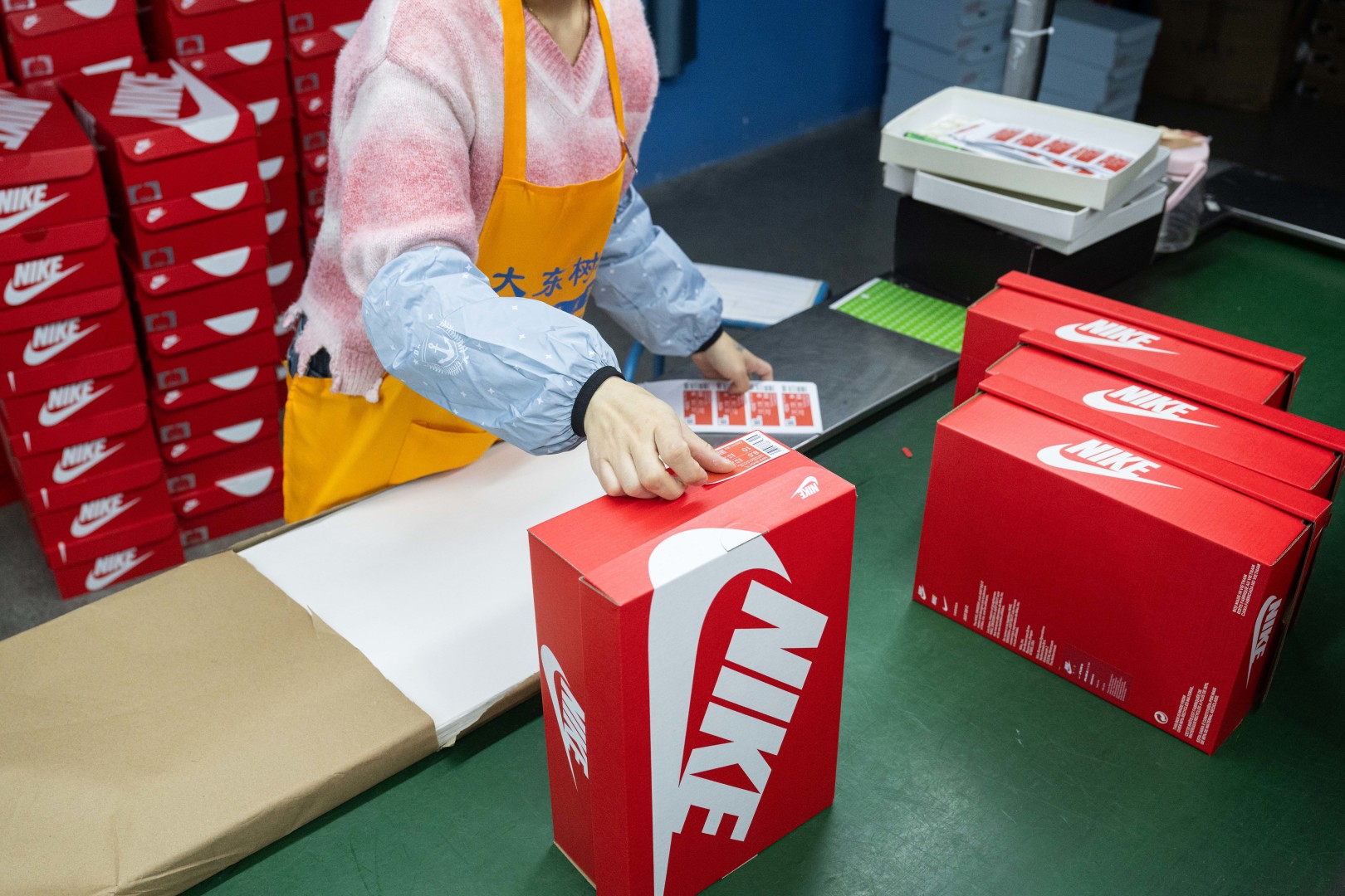 MAX版 目前最正确版本 Nike Shox TL系列 “Dynamic Yellow”黑活力黄
•鞋身热熔压胶条 高频宽度一致 立体有压印纹理
•Swoosh双层叠加工艺 层次感饱满
•Shox气柱与支撑框架精密衔接 精准对位 PU清晰
•鞋型 鞋身高度 后跟弧度 与原鞋一致
货号:CN0151-002
尺码:39 40 40.5 41 42 42.5 43 44 44.5 45 45.5 46 47.5