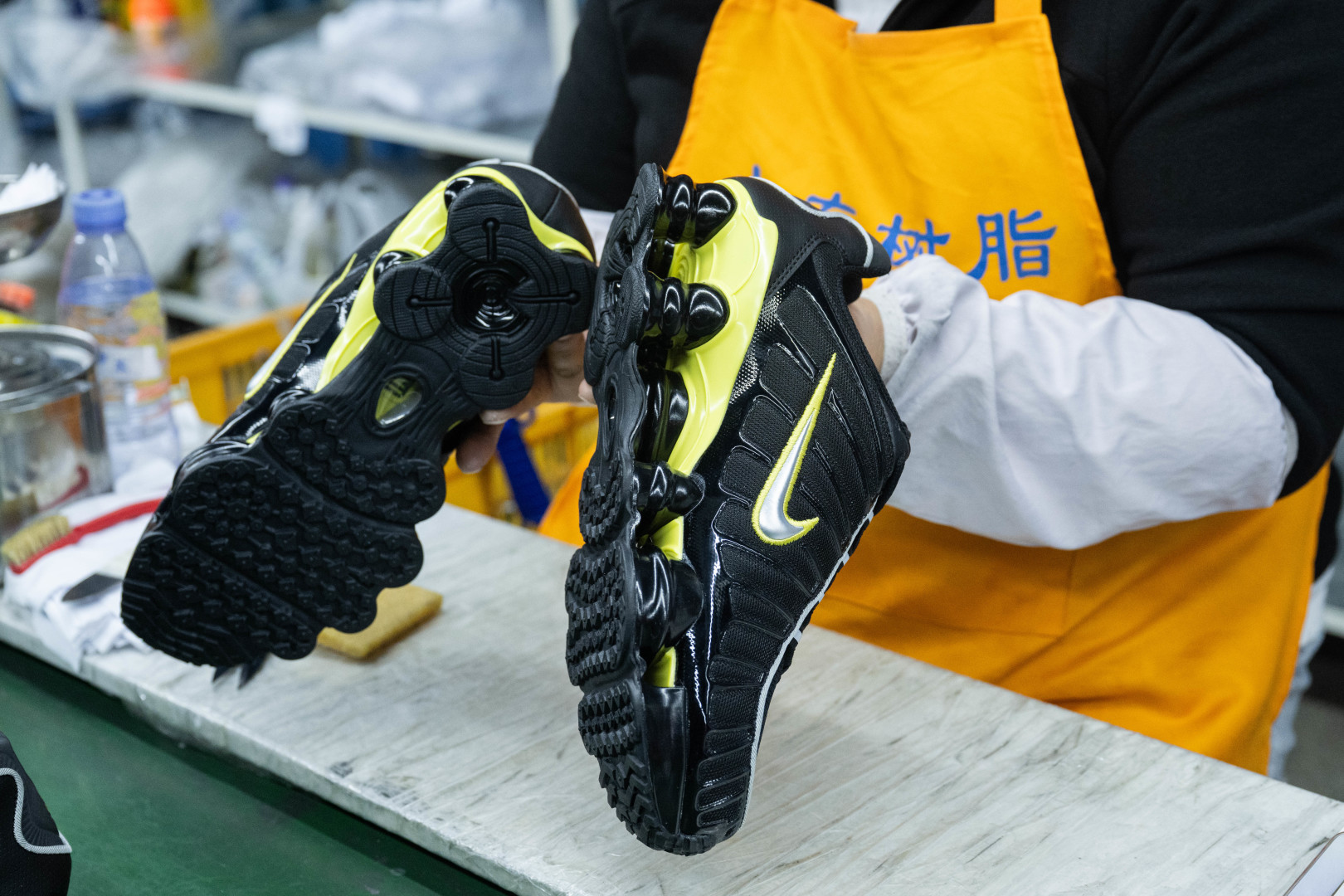 MAX版 目前最正确版本 Nike Shox TL系列 “Dynamic Yellow”黑活力黄
•鞋身热熔压胶条 高频宽度一致 立体有压印纹理
•Swoosh双层叠加工艺 层次感饱满
•Shox气柱与支撑框架精密衔接 精准对位 PU清晰
•鞋型 鞋身高度 后跟弧度 与原鞋一致
货号:CN0151-002
尺码:39 40 40.5 41 42 42.5 43 44 44.5 45 45.5 46 47.5