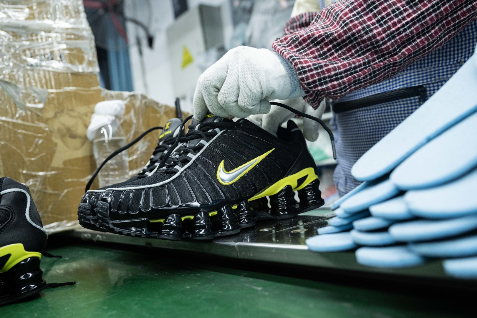 MAX版 目前最正确版本 Nike Shox TL系列 “Dynamic Yellow”黑活力黄

•鞋身热熔压胶条 高频宽度一致 立体有压印纹理
•Swoosh双层叠加工艺 层次感饱满 
•Shox气柱与支撑框架精密衔接 精准对位 PU清晰
•鞋型 鞋身高度 后跟弧度 与原鞋一致 

货号：CN0151-002
尺码：39 40 40.5 41 42 42.5 43 44 44.5 45 45.5 46 47.5