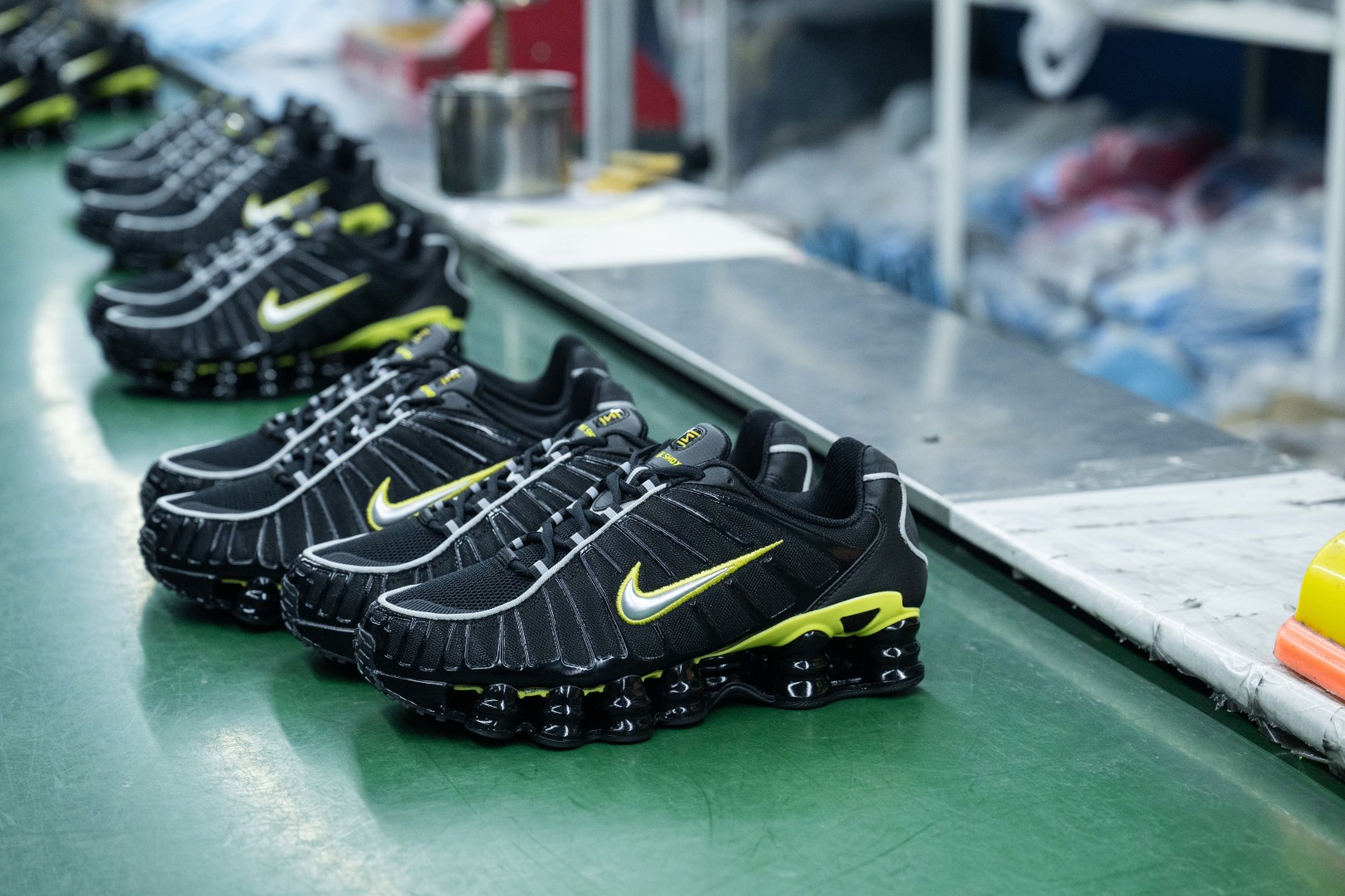 MAX版 目前最正确版本 Nike Shox TL系列 “Dynamic Yellow”黑活力黄
•鞋身热熔压胶条 高频宽度一致 立体有压印纹理
•Swoosh双层叠加工艺 层次感饱满
•Shox气柱与支撑框架精密衔接 精准对位 PU清晰
•鞋型 鞋身高度 后跟弧度 与原鞋一致
货号:CN0151-002
尺码:39 40 40.5 41 42 42.5 43 44 44.5 45 45.5 46 47.5