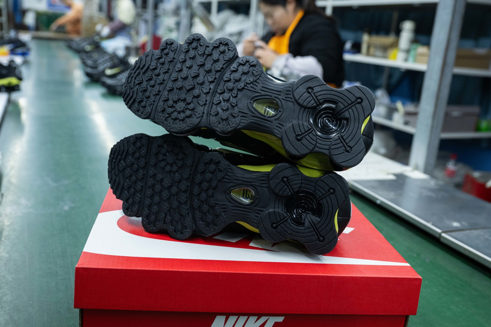 MAX版 目前最正确版本 Nike Shox TL系列 “Dynamic Yellow”黑活力黄

•鞋身热熔压胶条 高频宽度一致 立体有压印纹理
•Swoosh双层叠加工艺 层次感饱满 
•Shox气柱与支撑框架精密衔接 精准对位 PU清晰
•鞋型 鞋身高度 后跟弧度 与原鞋一致 

货号：CN0151-002
尺码：39 40 40.5 41 42 42.5 43 44 44.5 45 45.5 46 47.5