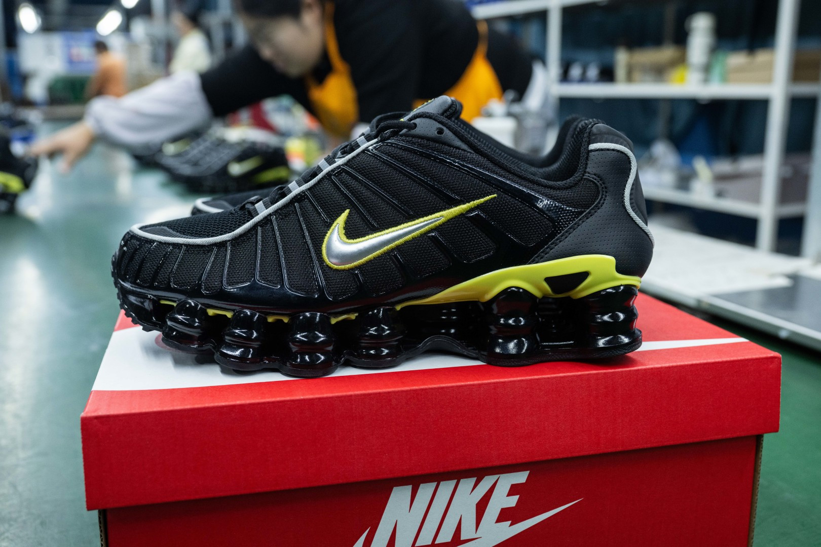 MAX版 目前最正确版本 Nike Shox TL系列 “Dynamic Yellow”黑活力黄

•鞋身热熔压胶条 高频宽度一致 立体有压印纹理
•Swoosh双层叠加工艺 层次感饱满 
•Shox气柱与支撑框架精密衔接 精准对位 PU清晰
•鞋型 鞋身高度 后跟弧度 与原鞋一致 

货号：CN0151-002
尺码：39 40 40.5 41 42 42.5 43 44 44.5 45 45.5 46 47.5