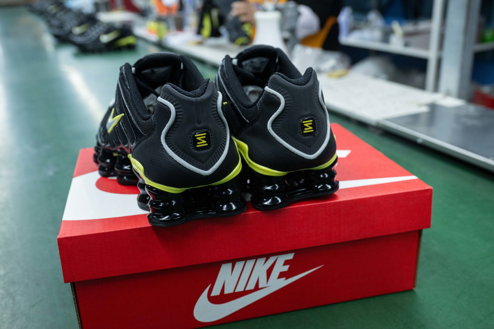 MAX版 目前最正确版本 Nike Shox TL系列 “Dynamic Yellow”黑活力黄

•鞋身热熔压胶条 高频宽度一致 立体有压印纹理
•Swoosh双层叠加工艺 层次感饱满 
•Shox气柱与支撑框架精密衔接 精准对位 PU清晰
•鞋型 鞋身高度 后跟弧度 与原鞋一致 

货号：CN0151-002
尺码：39 40 40.5 41 42 42.5 43 44 44.5 45 45.5 46 47.5