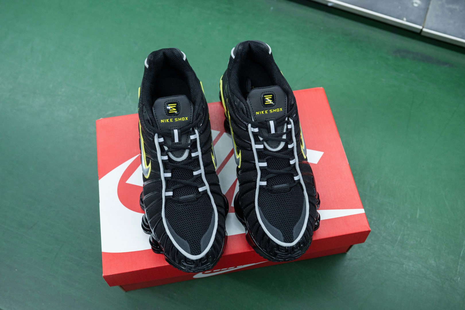 MAX版 目前最正确版本 Nike Shox TL系列 “Dynamic Yellow”黑活力黄

•鞋身热熔压胶条 高频宽度一致 立体有压印纹理
•Swoosh双层叠加工艺 层次感饱满 
•Shox气柱与支撑框架精密衔接 精准对位 PU清晰
•鞋型 鞋身高度 后跟弧度 与原鞋一致 

货号：CN0151-002
尺码：39 40 40.5 41 42 42.5 43 44 44.5 45 45.5 46 47.5