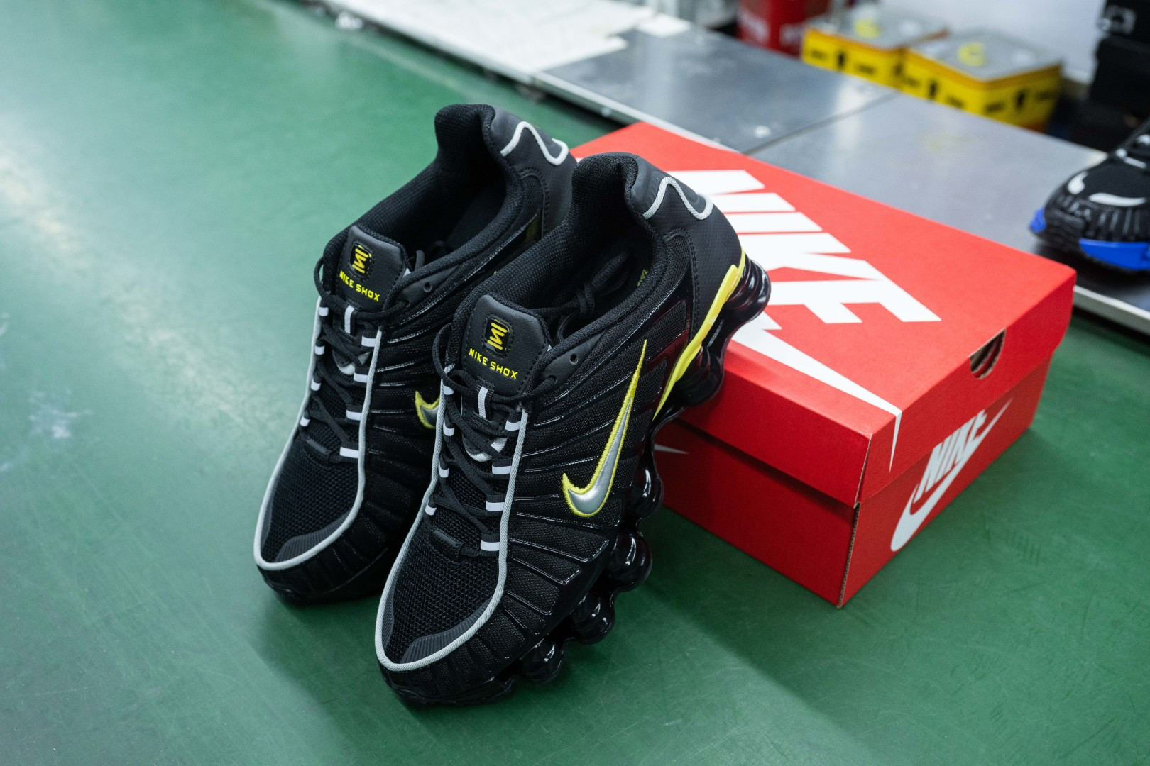 MAX版 目前最正确版本 Nike Shox TL系列 “Dynamic Yellow”黑活力黄

•鞋身热熔压胶条 高频宽度一致 立体有压印纹理
•Swoosh双层叠加工艺 层次感饱满 
•Shox气柱与支撑框架精密衔接 精准对位 PU清晰
•鞋型 鞋身高度 后跟弧度 与原鞋一致 

货号：CN0151-002
尺码：39 40 40.5 41 42 42.5 43 44 44.5 45 45.5 46 47.5