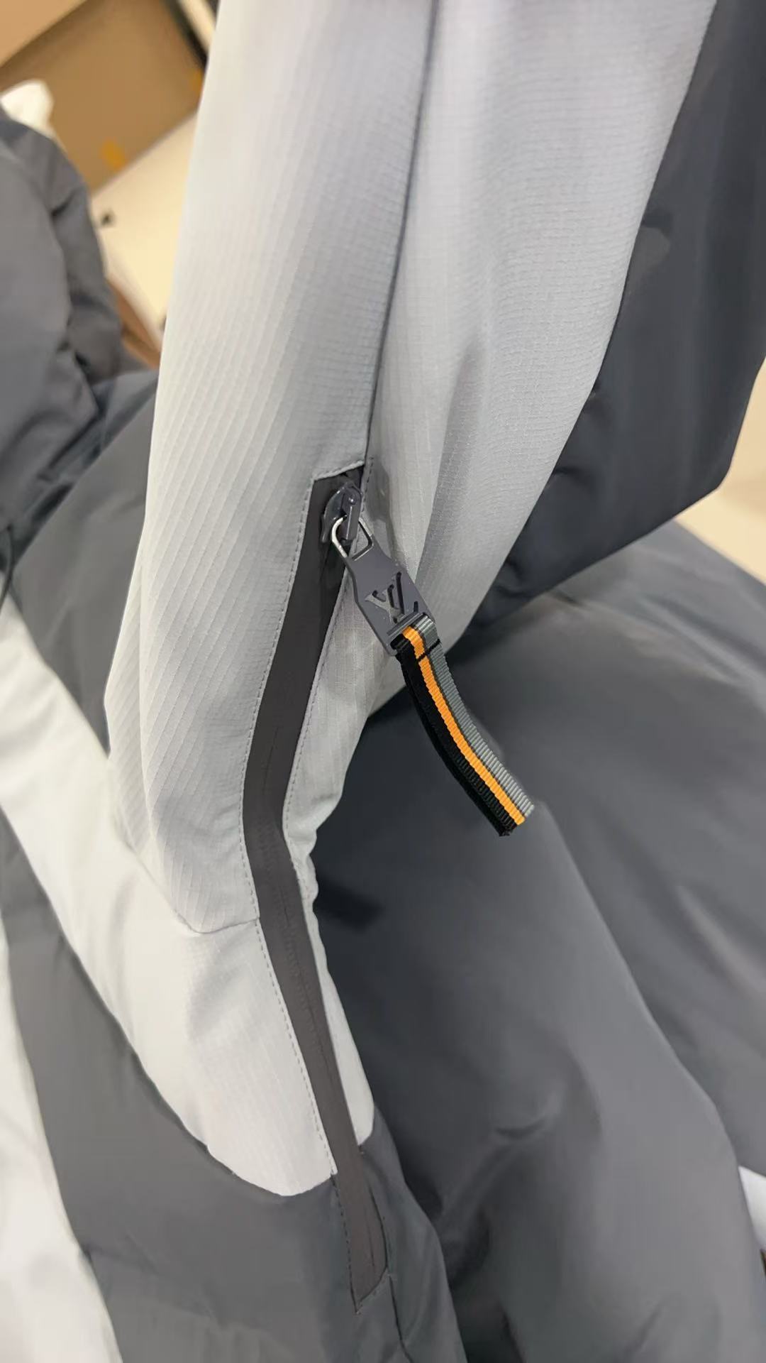 。LOUIS VUITTON LV 秋冬新款SKI滑雪系列灰色潮流长袖连帽拉链羽绒服.极致重工.下手要趁