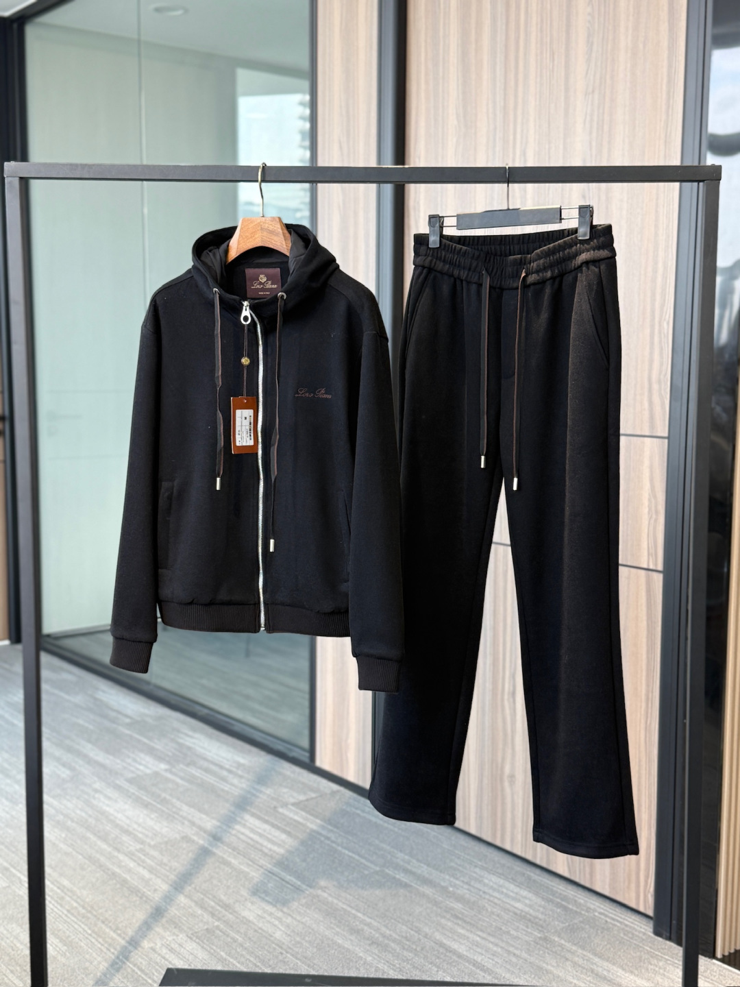 NO:649903,One set for sale. ｜Luxury line, original imported wool suit, high-end original quality old money style outfit, heavy wool blend suit!  A hooded zipper jacket paired with straight-leg pants is a must-have for quality control!  Customized wool with a very high-end color tone. Imported fabric with heavyweight 1200g yarn, the texture is incomparable!  The Swiss machine stitching process is simple and elegant!  A must-have high-end layering item for old money style!  The classic version makes you tall and slim!  Elegant and versatile.,,jackets & coats,hats,alexander wang19860909一套销售. ｜奢线 原装进口羊毛套装 高端原单品质老钱风穿搭 重磅羊毛混纺套装！连帽拉链外套搭配 直筒裤品质控必入！定制羊毛很高级的色调. 进口面料重磅1200克重纱线质感无敌赞！瑞士机翻针工艺简洁大气！老钱风必备高级叠搭单品！经典版型上身高挑又显瘦！优雅百搭不挑人 .,,jackets & coats,hats,alexander wang,Men's clothing