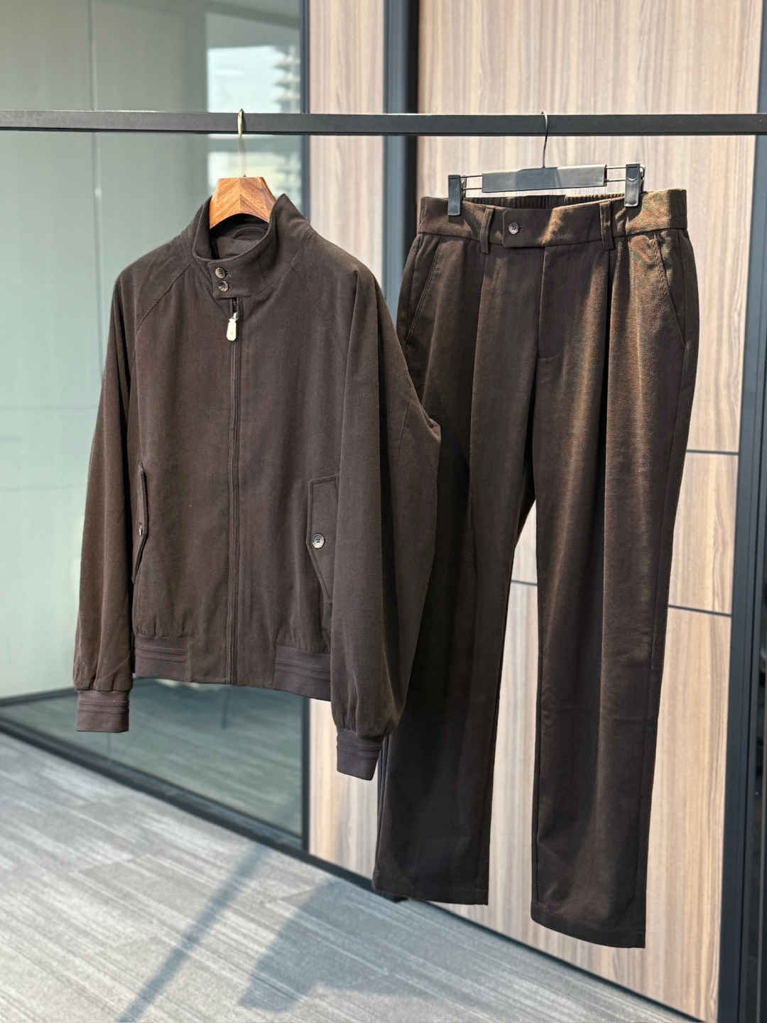 NO:649910,A set | Luxury line, original imported cashmere suit, high-end original quality old money style outfit, heavy wool cashmere suit!  A flight jacket with a zippered lapel cashmere jacket paired with straight pants is a must for quality control!  The customized cashmere has a very high-end color tone. The imported fabric weighs 1200 grams and the yarn has an incomparable texture!  The Swiss machine stitching process is simple and elegant!  A must-have high-end layering item for Bai Fumei!  The classic version makes you tall and slim!  Elegant and versatile.,,jackets & coats,jackets & coats,alexander wang19860909一套  ｜奢线 原装进口羊绒套装 高端原单品质老钱风穿搭 重磅羊毛羊绒套装！飞行夹克拉链翻领羊绒外套搭配 直筒裤品质控必入！定制羊绒很高级的色调. 进口面料重磅1200克重纱线质感无敌赞！瑞士机翻针工艺简洁大气！白富美必备高级叠搭单品！经典版型上身高挑又显瘦！优雅百搭不挑人 .,,jackets & coats,jackets & coats,alexander wang,Men's clothing