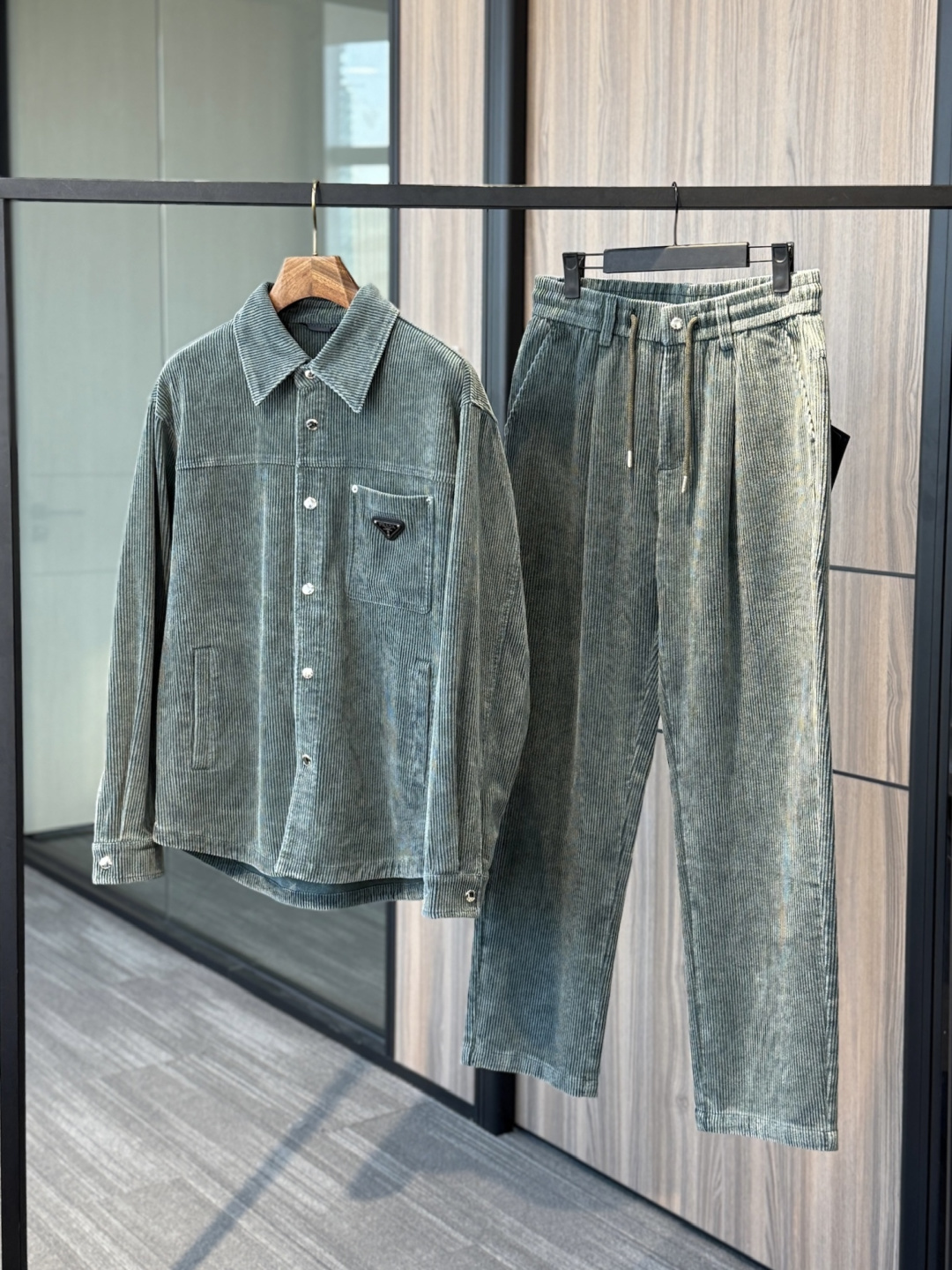 NO:649922,A set of high-end men's clothing. Quality control order. Prada boutique suit. 2025 autumn and winter new suit. Catwalk style. Customized original corduroy denim fabric with jacket style design. Very fashionable. The shape is super good and not easy to wrinkle or pill. The details are perfectly routed. The upper body effect is great!!! Versatility without losing the sense of fashion. Available in three colors!  High-end material and comfortable experience The core fabric is high-quality cotton-blend corduroy, which is soft and delicate to the touch, is more skin-friendly and warm than ordinary corduroy, and has a high-end suede texture. The overall distressed/garment-dyed color tone (ebony, gray-green) has a retro texture, which is in line with the design theme of the 2025 autumn and winter series 'Unbroken Instincts'.  The inner lining is made of recycled polyamide yarn, which takes into account both environmental protection properties and wearing comfort. The addition of light filling also makes the shirt both warm and practical. The classic and modern style design adopts an Oversize/straight loose version, which is casual and casual without being procrastinating, and is suitable for a variety of body types. It is paired with classic lapels and round hems, retaining the classic silhouette of the shirt while weakening the formal feel.  The details include practical designs such as cuff snaps, chest patch pockets, and inseam pockets, making it easy to put on, take off, and store in daily life. Iconic brand details: Prada’s classic triangular logo of the same color is embellished on the chest, which is low-key and unobtrusive, but can accurately highlight the brand identity and is the core highlight of recognition. Multifunctional wear attributes  It can be worn alone as a casual shirt or as a thin jacket, taking into account various scenarios such as daily leisure and light business. Its practicality is far beyond ordinary shirts.,,prada,prada,versace,jackets & coats,jackets & coats,shirts,alexander wang19860909一套 高级男装 . 品控订单  普拉达精品套装 2025秋冬新款套装 走秀款 定制原版灯芯绒牛仔面料搭配夹克版型设计 非常洋气 版型超好不易褶皱 不起球 细节走线完美无瑕疵 上身效果巨佳!!!百搭又不失时尚感 三色可选！ 高端材质与舒适体验 核心面料是高品质精棉混纺的灯芯绒,触感柔软细腻,比普通灯芯绒更亲肤保暖,还自带高级的绒面质感.整体做旧/成衣染色处理的色调（乌木色、灰绿色系）,自带复古质感,契合2025秋冬系列“Unbroken Instincts”的设计主题. 内衬采用再生聚酰胺纱线,兼顾环保属性与穿着舒适度,轻盈填充物的加入也让衬衫兼具保暖性和实用性. 经典与现代结合的版型设计 采用Oversize/直筒宽松版型,休闲随性又不拖沓,适配多种身材；搭配经典翻领、圆形下摆,保留衬衫的经典轮廓,又弱化了正式感. 细节上有袖口按扣、胸前贴袋、内缝口袋等实用设计,日常穿脱和收纳都很方便. 标志性品牌细节 胸前点缀Prada经典的同色系三角形徽标,低调不张扬,却能精准彰显品牌身份,是辨识度的核心亮点. 多功能穿搭属性 可单穿作为休闲衬衫,也能外搭当薄外套,兼顾日常休闲、轻商务等多种场景,实用性远超普通衬衫.,,prada,prada,versace,jackets & coats,jackets & coats,shirts,alexander wang,Men's clothing