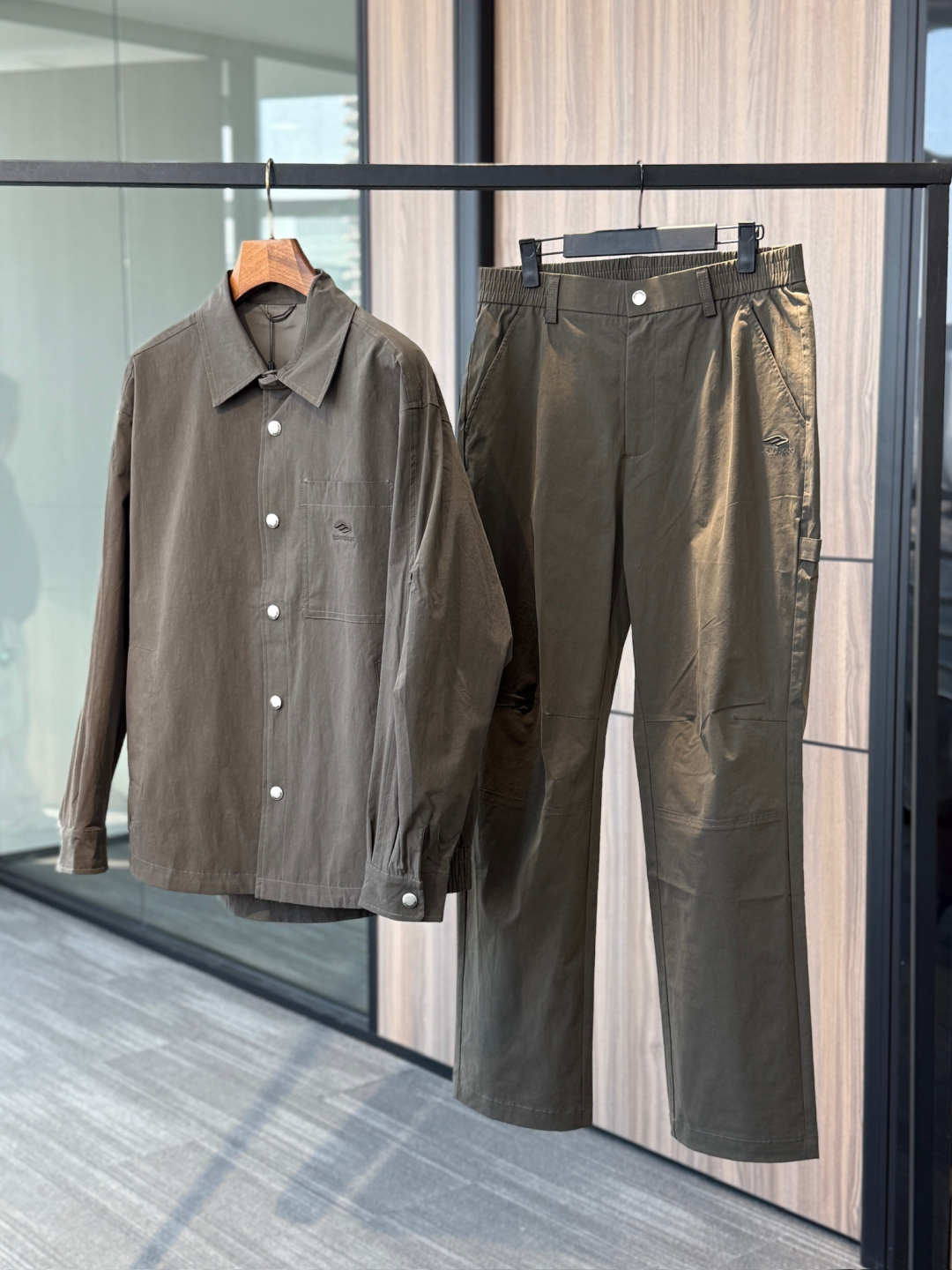 NO:649896,A set of high-end men's clothing, quality control order, Balenciaga boutique suit, 2025 autumn and winter new suit, catwalk style, customized original cotton poplin fabric with jacket design, very fashionable, super good shape, not easy to wrinkle, no pilling, perfect details and flawless upper body effect, versatile and fashionable, three colors available!  ,,balenciaga,jackets & coats,alexander wang19860909一套 高级男装 品控订单   巴黎世家精品套装 2025秋冬新款套装 走秀款 定制原版棉府绸面料搭配夹克版型设计 非常洋气 版型超好不易褶皱 不起球 细节走线完美无瑕疵 上身效果棒棒哒 百搭又不失时尚感 三色可选！,,balenciaga,jackets & coats,alexander wang,Men's clothing