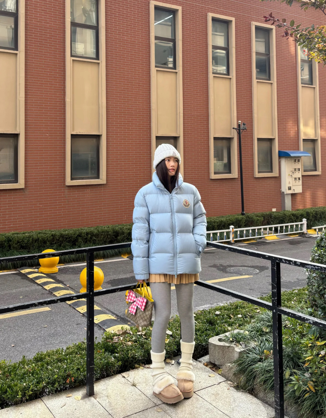 顶级💰370
Moncler/蒙口 24Fw CITALA大标羽绒服
哑光质地的超轻尼龙防水面料 拆解打色同缸号 同密度 满满的高级观感 简单而不简约 无论是面料材质上还是整体轮廓 都兼备时尚造型感和良好的御寒功效 并带来舒适的穿着体验与感受 能凹造型又保暖 立体饱满 高实用度 内里填充白鸭绒 男女同款 定制辅料三标 原版拆解订做 一比一定制的小标 领标 水洗 吊牌 五金等等 上下双开门襟拉链 内里经典双联水洗标 口袋多联水洗标
尺码 1-6