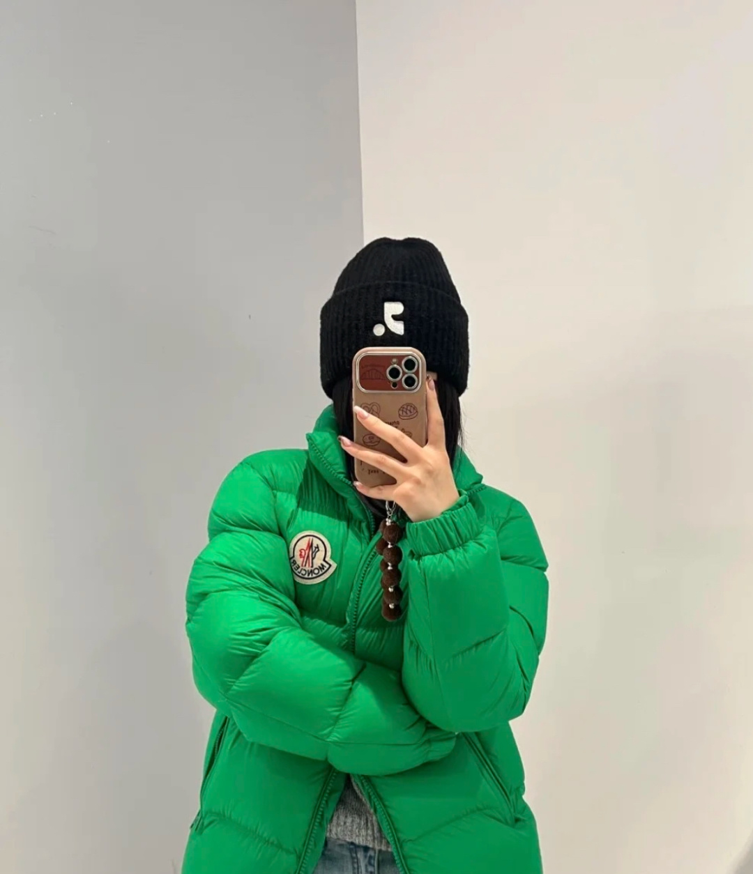 顶级💰370
Moncler/蒙口 24Fw CITALA大标羽绒服
哑光质地的超轻尼龙防水面料 拆解打色同缸号 同密度 满满的高级观感 简单而不简约 无论是面料材质上还是整体轮廓 都兼备时尚造型感和良好的御寒功效 并带来舒适的穿着体验与感受 能凹造型又保暖 立体饱满 高实用度 内里填充白鸭绒 男女同款 定制辅料三标 原版拆解订做 一比一定制的小标 领标 水洗 吊牌 五金等等 上下双开门襟拉链 内里经典双联水洗标 口袋多联水洗标
尺码 1-6
