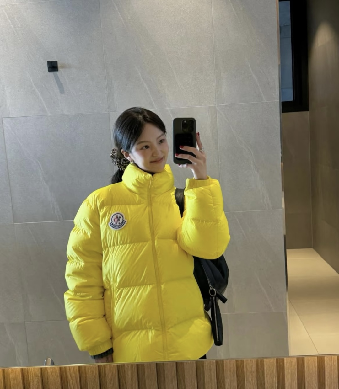 顶级💰370
Moncler/蒙口 24Fw CITALA大标羽绒服
哑光质地的超轻尼龙防水面料 拆解打色同缸号 同密度 满满的高级观感 简单而不简约 无论是面料材质上还是整体轮廓 都兼备时尚造型感和良好的御寒功效 并带来舒适的穿着体验与感受 能凹造型又保暖 立体饱满 高实用度 内里填充白鸭绒 男女同款 定制辅料三标 原版拆解订做 一比一定制的小标 领标 水洗 吊牌 五金等等 上下双开门襟拉链 内里经典双联水洗标 口袋多联水洗标
尺码 1-6