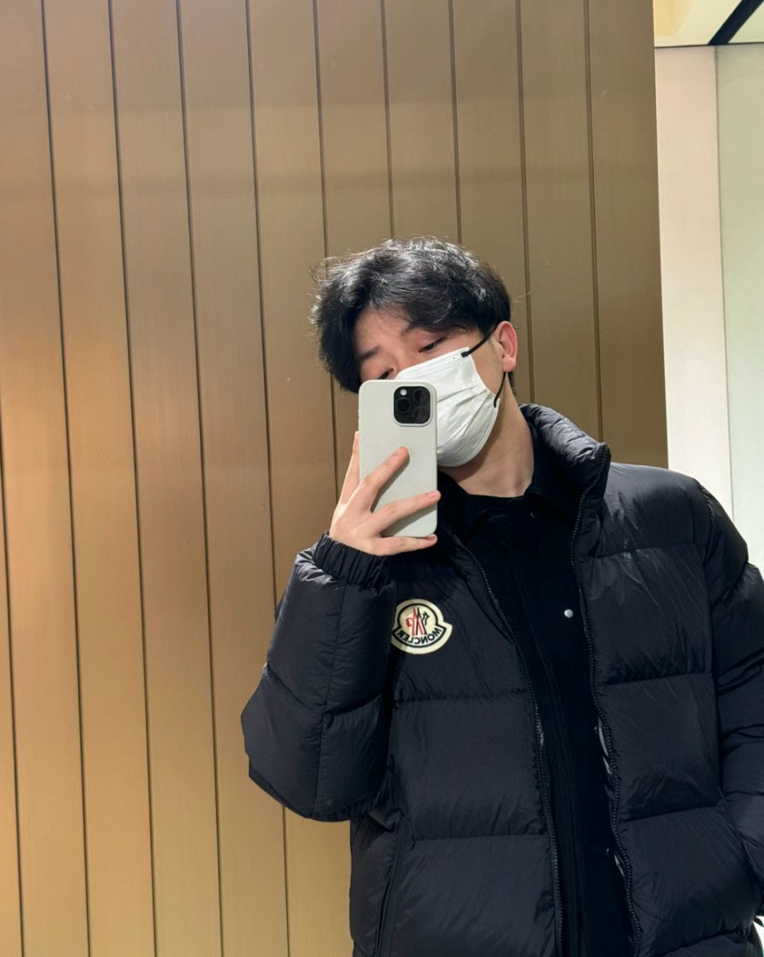 顶级💰370
Moncler/蒙口 24Fw CITALA大标羽绒服
哑光质地的超轻尼龙防水面料 拆解打色同缸号 同密度 满满的高级观感 简单而不简约 无论是面料材质上还是整体轮廓 都兼备时尚造型感和良好的御寒功效 并带来舒适的穿着体验与感受 能凹造型又保暖 立体饱满 高实用度 内里填充白鸭绒 男女同款 定制辅料三标 原版拆解订做 一比一定制的小标 领标 水洗 吊牌 五金等等 上下双开门襟拉链 内里经典双联水洗标 口袋多联水洗标
尺码 1-6