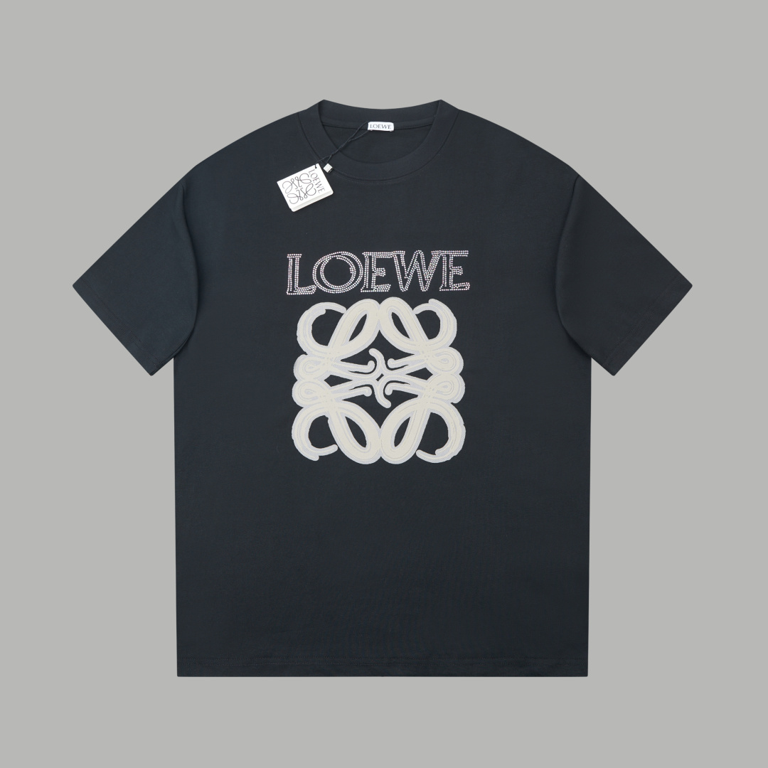 🅿️105 ✨LOE✨🆕25SS春夏新款 植绒贴布短袖 轻奢主义 男女日常通勤穿搭必备单品 正确版本 欢迎对比 详细特征 · 260克100% 纯棉双纱汗布面料 · 同缸定染特种加粗32支双股1X1螺纹 · 进口植绒贴布梭织布＋水钻 …
