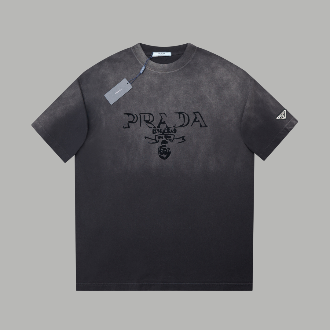 
 ✨PRA✨🆕25SS春夏新款 做旧印花短袖
轻奢主义 男女日常通勤穿搭必备单品 正确版本 欢迎对比
