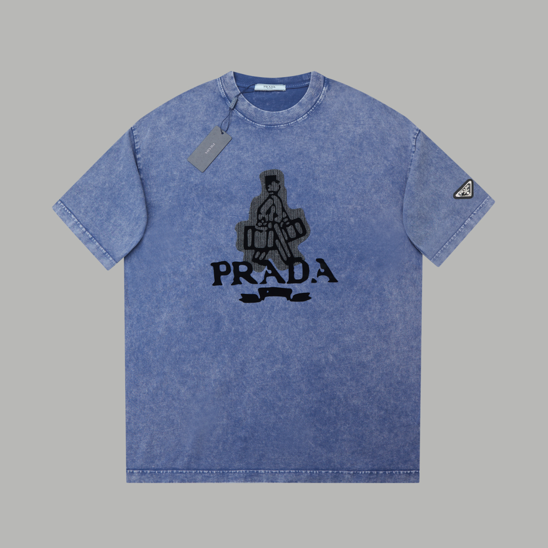 
 ✨PRA✨🆕25SS春夏新款 做旧印花短袖
轻奢主义 男女日常通勤穿搭必备单品 正确版本 欢迎对比
