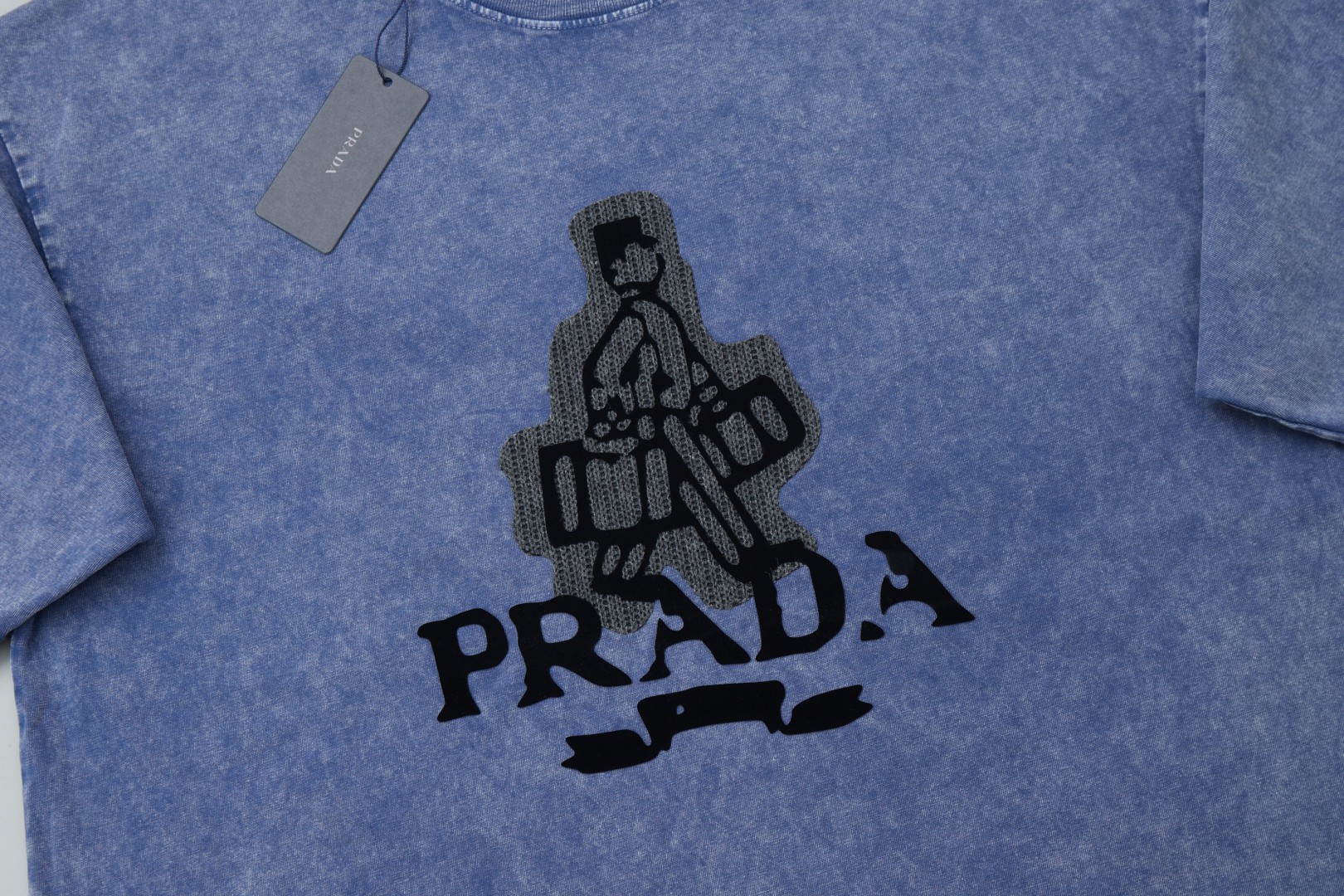 
 ✨PRA✨🆕25SS春夏新款 做旧印花短袖
轻奢主义 男女日常通勤穿搭必备单品 正确版本 欢迎对比
