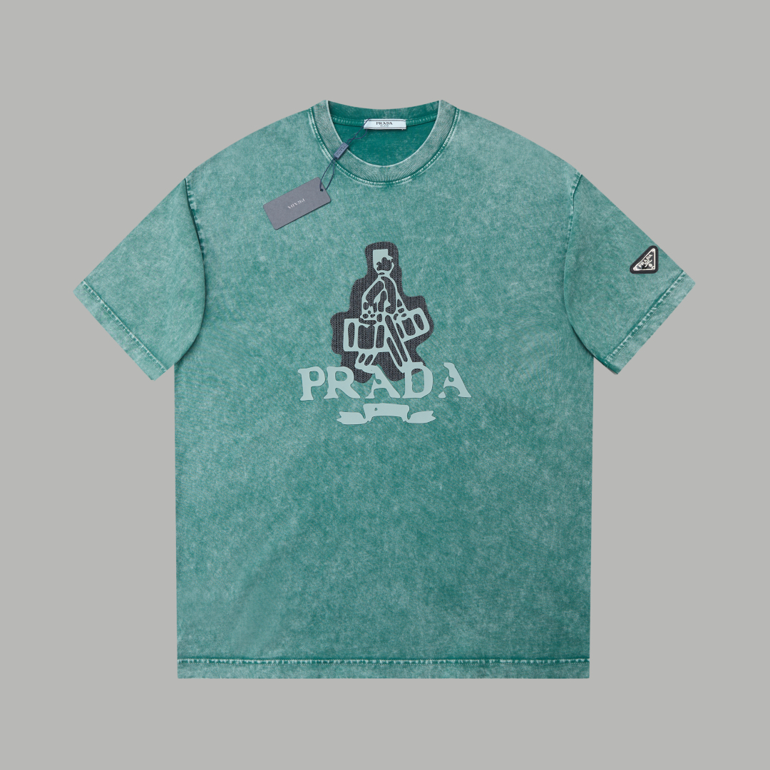 
 ✨PRA✨🆕25SS春夏新款 做旧印花短袖
轻奢主义 男女日常通勤穿搭必备单品 正确版本 欢迎对比
