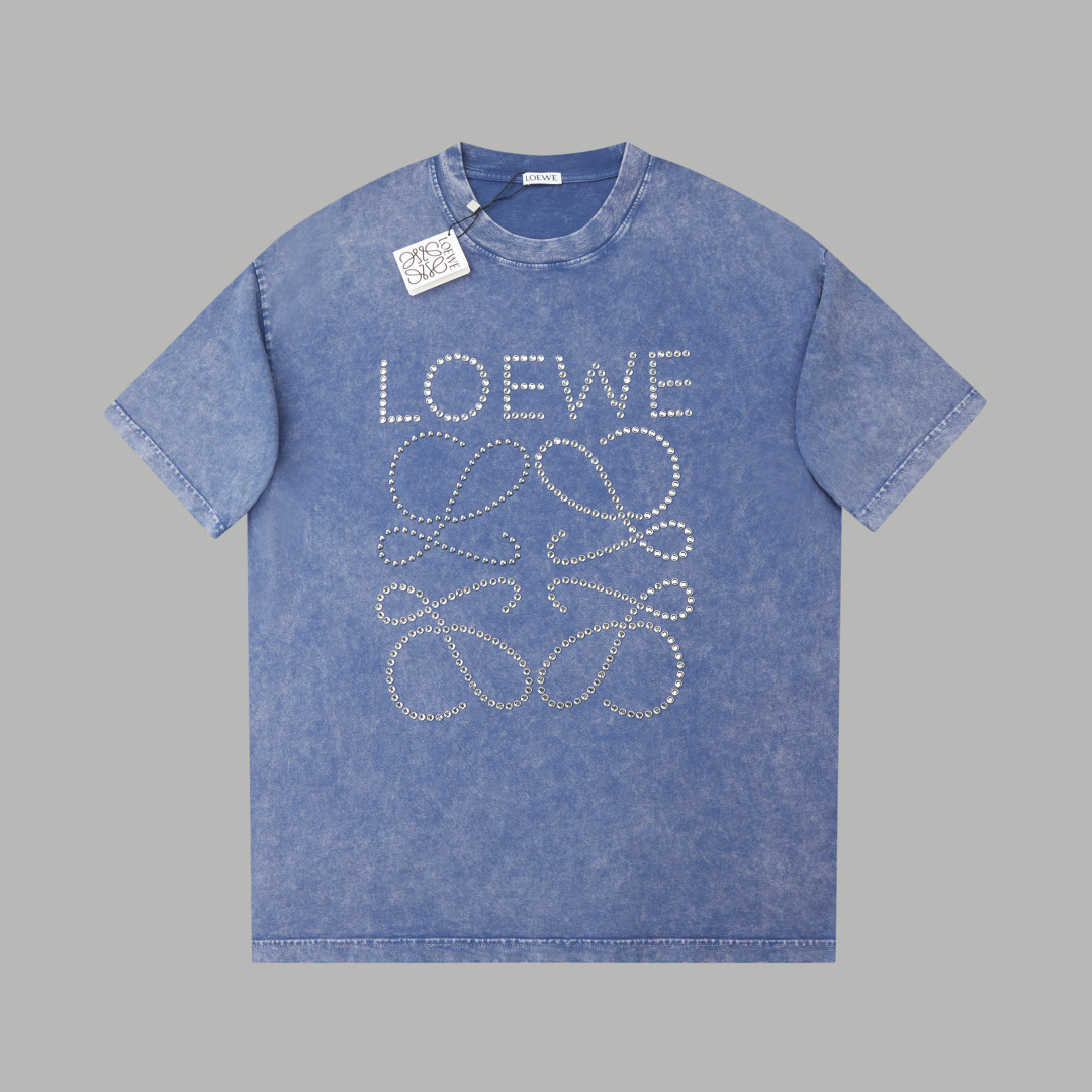 🅿️110 ✨LOE✨🆕25SS春夏新款 logo烫钻短袖 轻奢主义 男女日常通勤穿搭必备单品 正确版本 欢迎对比 详细特征 · 280克100% 纯棉双纱汗布面料 · 同缸定染特种加粗32支双股1X1螺纹 · 进口澳洲珠光钻✝图案➕…