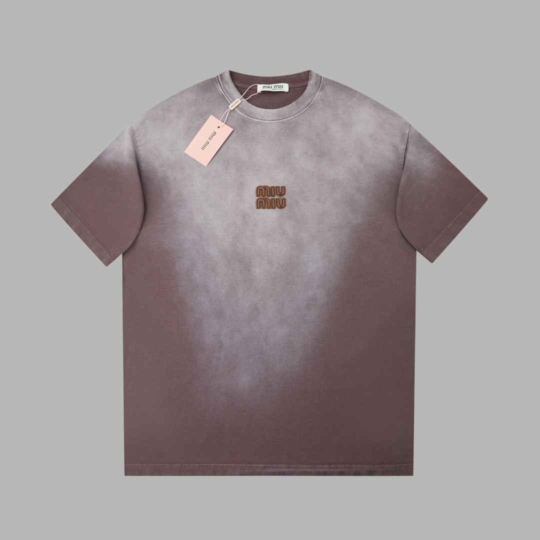 ✨MIU✨🆕25SS春夏新款 做旧logo短袖 轻奢主义 男女日常通勤穿搭必备单品 正确版本 欢迎对比 详细特征 · 280克100% 纯棉双纱汗布面料 · 同缸定染特种加粗32支双股1X1螺纹 · 毛呢哇胶 . 成衣做件染 再做褪色炒…