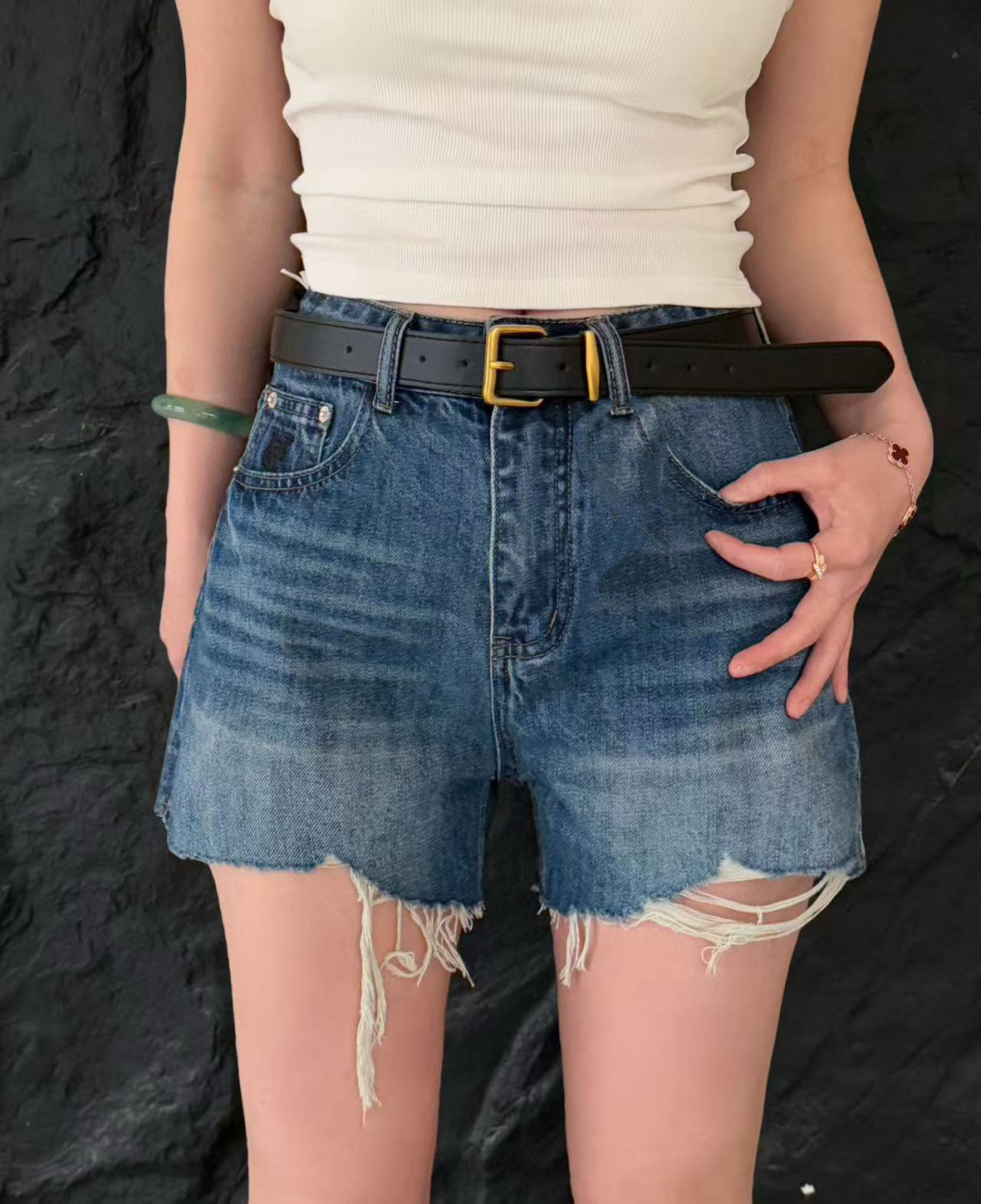 “YSL’s Summer-Inspired Women’s Outfits: Casual Fashion with Classic Blues and Unique Details” - 图片 3