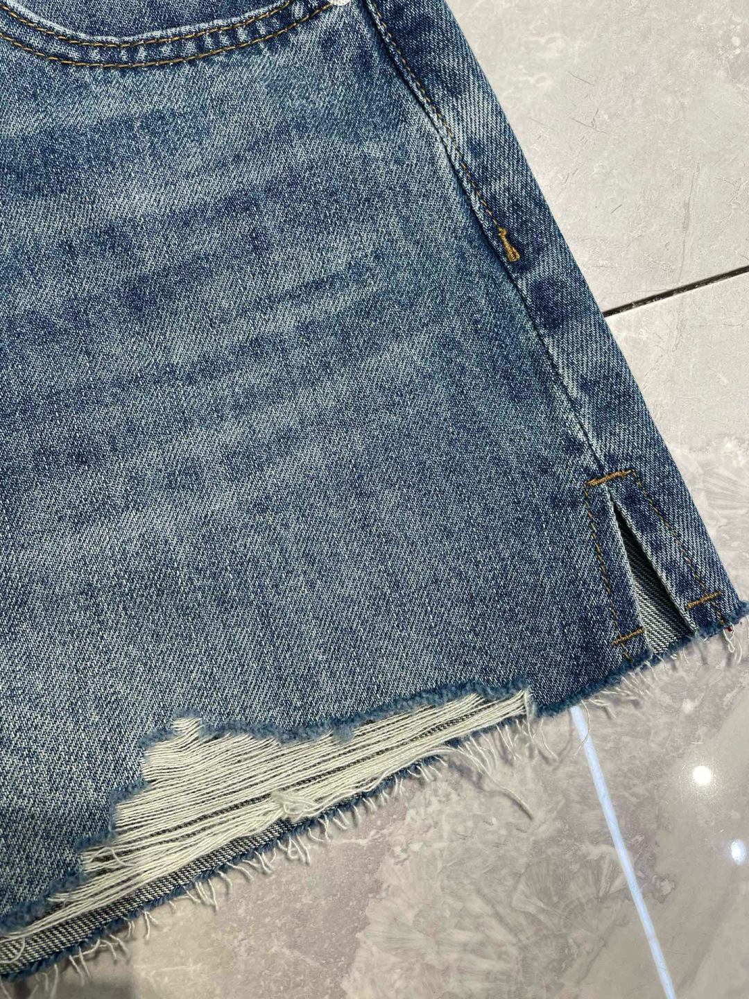 “YSL’s Summer-Inspired Women’s Outfits: Casual Fashion with Classic Blues and Unique Details” - 图片 9