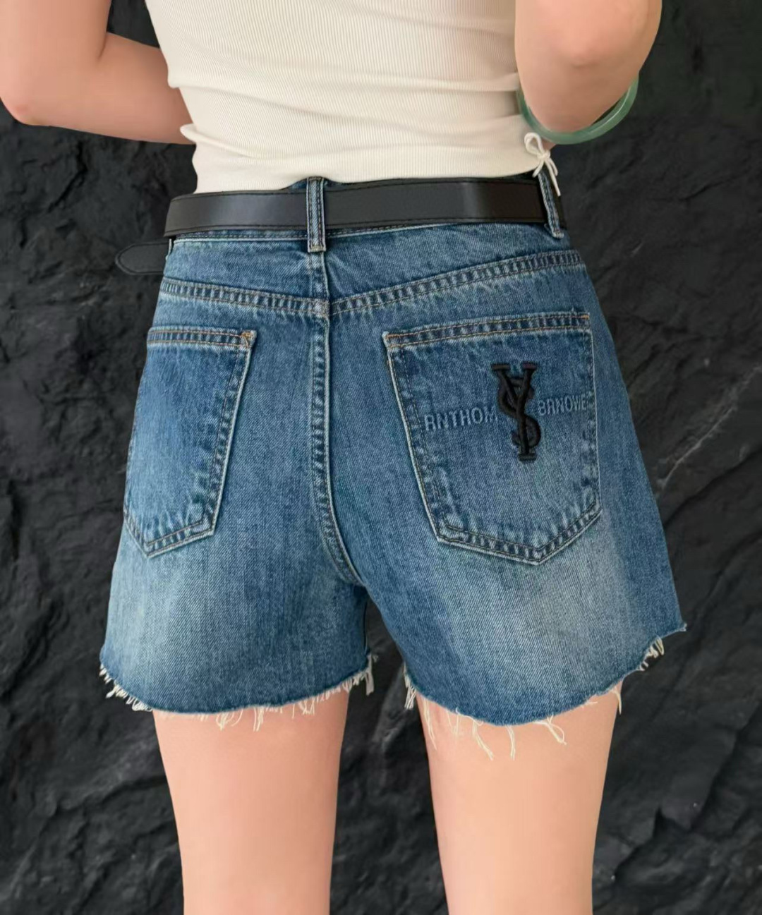 “YSL’s Summer-Inspired Women’s Outfits: Casual Fashion with Classic Blues and Unique Details” - 图片 4