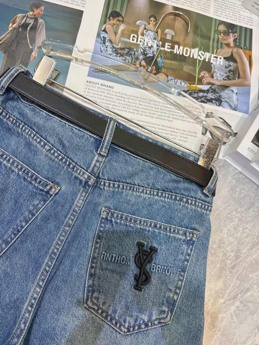 “YSL’s Summer-Inspired Women’s Outfits: Casual Fashion with Classic Blues and Unique Details” - 图片 7