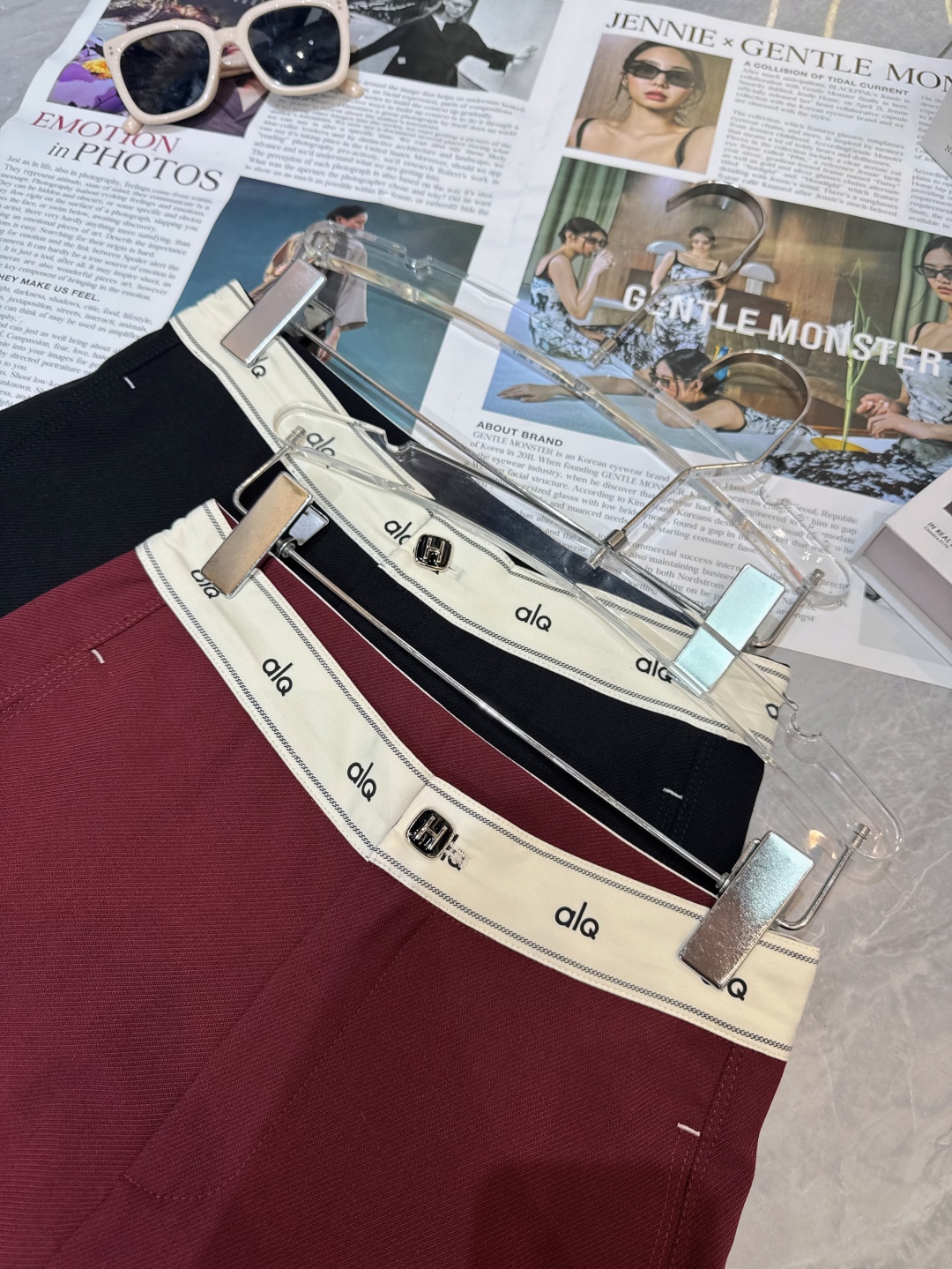 Title: High-End Women’s Suit with Unique Design Features and High-Quality Fabrics for Classic Style Summary: High-quality women’s suit with unique design, insulating fabrics, and classic style - 图片 6