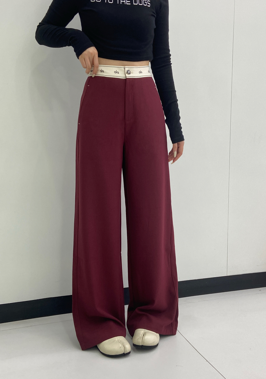 Title: High-End Women’s Suit with Unique Design Features and High-Quality Fabrics for Classic Style Summary: High-quality women’s suit with unique design, insulating fabrics, and classic style - 图片 3