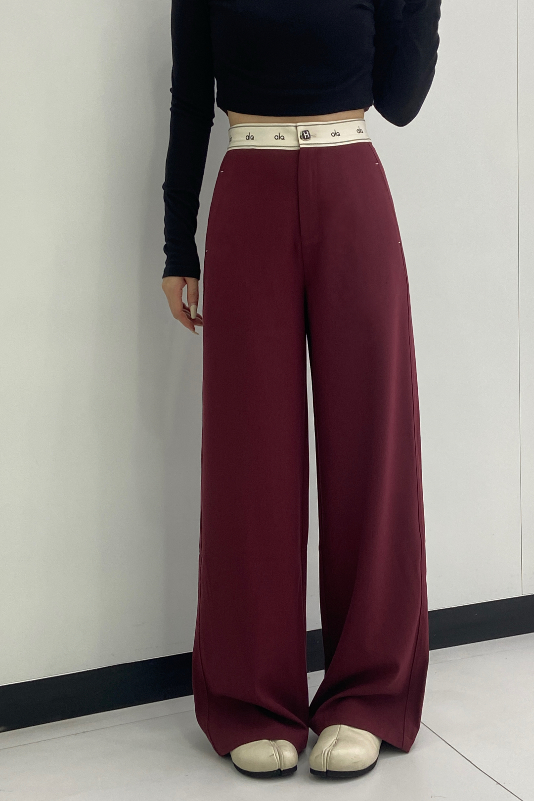 Title: High-End Women’s Suit with Unique Design Features and High-Quality Fabrics for Classic Style Summary: High-quality women’s suit with unique design, insulating fabrics, and classic style - 图片 2