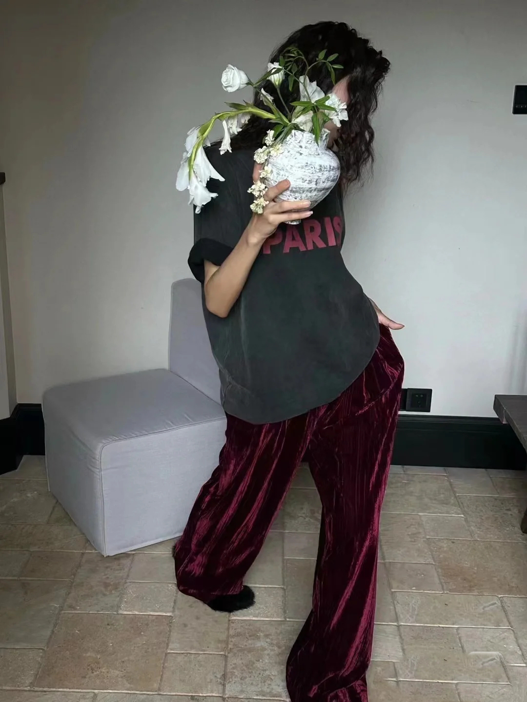 Title: High-Quality Women’s Clothes with Velvet Pants in Rich Red Wine Color Summary: Women’s clothes feature charming velvet pants in rich red wine color with a retro-luxe feel. Sizes: - 图片 3