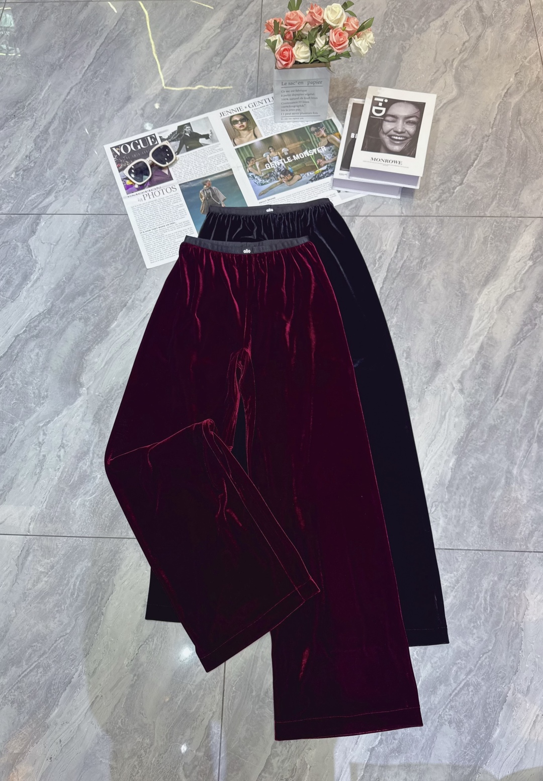 Title: High-Quality Women’s Clothes with Velvet Pants in Rich Red Wine Color Summary: Women’s clothes feature charming velvet pants in rich red wine color with a retro-luxe feel. Sizes: - 图片 4