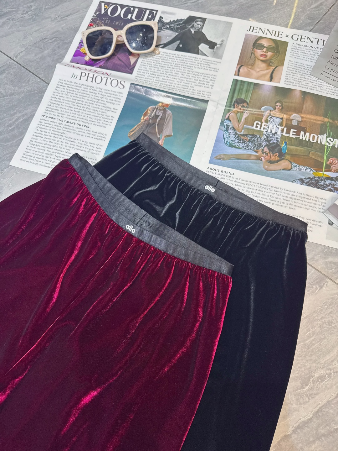 Title: High-Quality Women’s Clothes with Velvet Pants in Rich Red Wine Color Summary: Women’s clothes feature charming velvet pants in rich red wine color with a retro-luxe feel. Sizes: - 图片 6