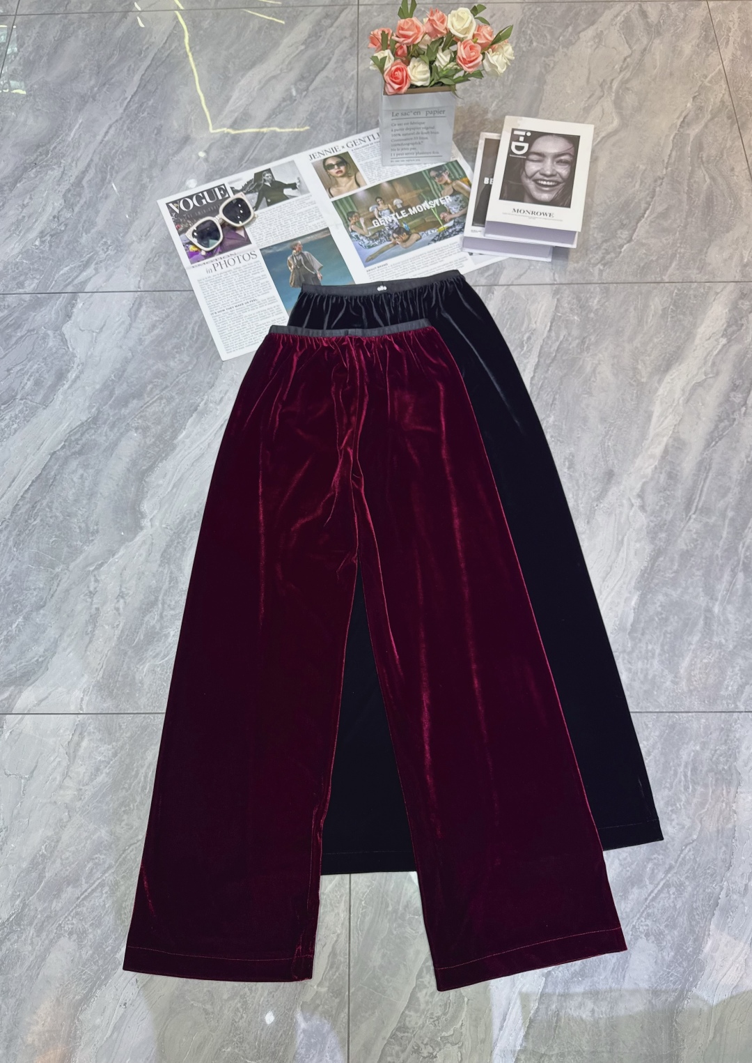 Title: High-Quality Women’s Clothes with Velvet Pants in Rich Red Wine Color Summary: Women’s clothes feature charming velvet pants in rich red wine color with a retro-luxe feel. Sizes: - 图片 5
