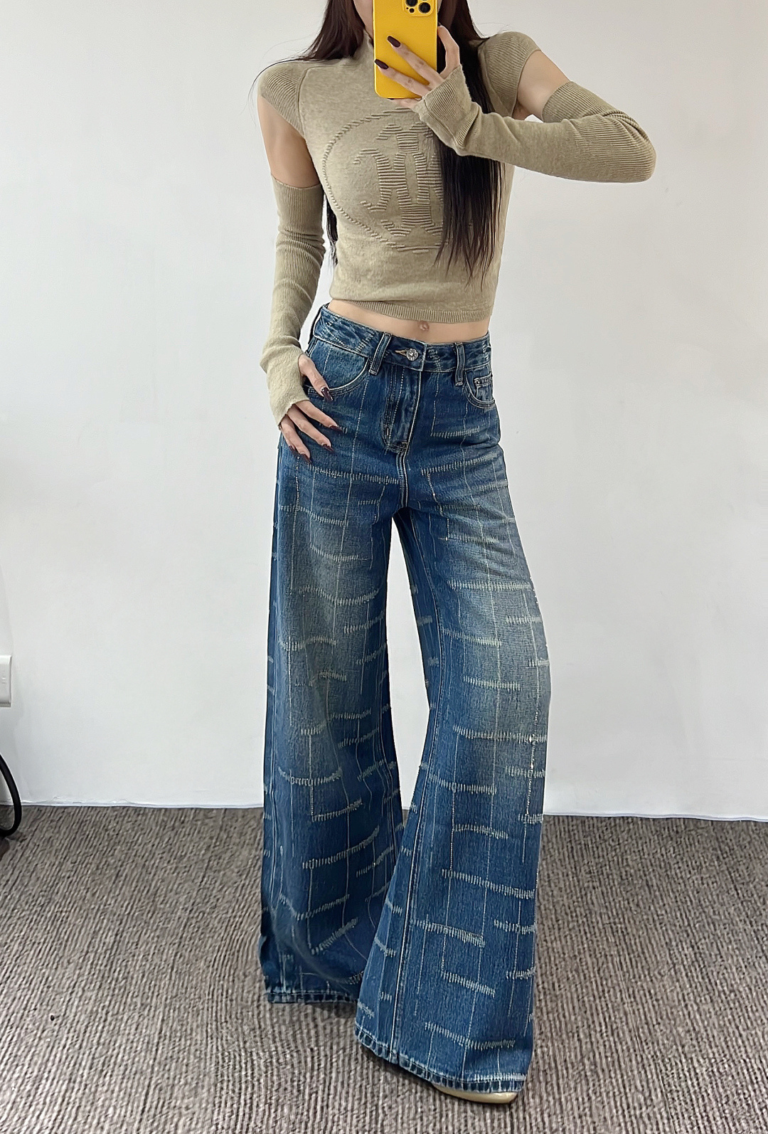 Title: High-End Women’s Suit with Miu-Explosive Jeans Summary: Premium suit includes stylish jeans in Cowboy Blue Ribbon story, offering high quality and fashion-forward design. - 图片 4