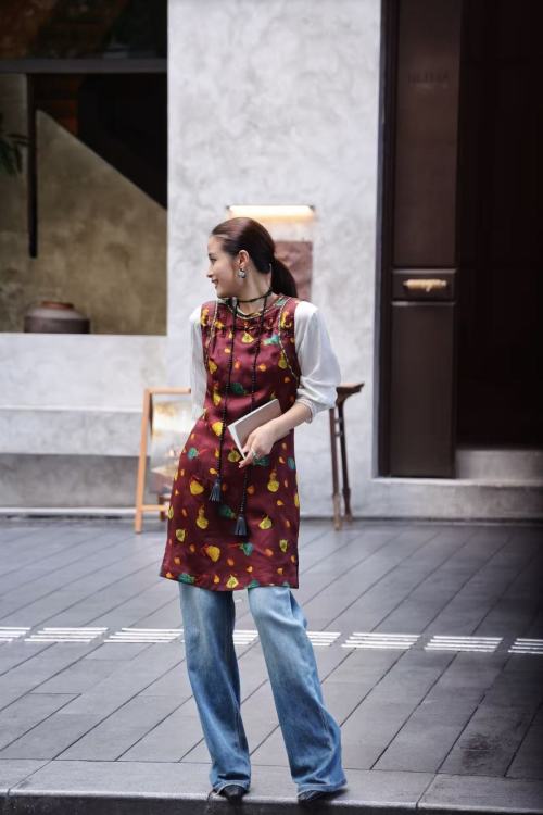 Elegant Sleeveless Qipao Dress with Gourd Print, Traditional Cheongsam Style 1 Elegant Sleeveless Qipao Dress with Gourd Print, Traditional Cheongsam Style