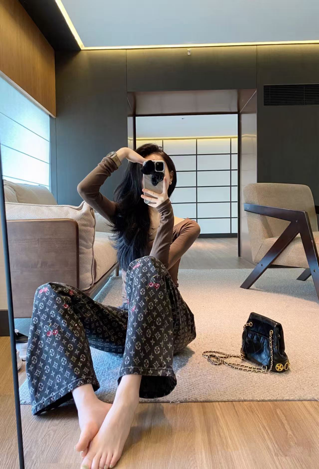 “LV-Inspired High-Quality Women’s Suit with Wide-Legged Pants and Cherry Embellishments” - 图片 9
