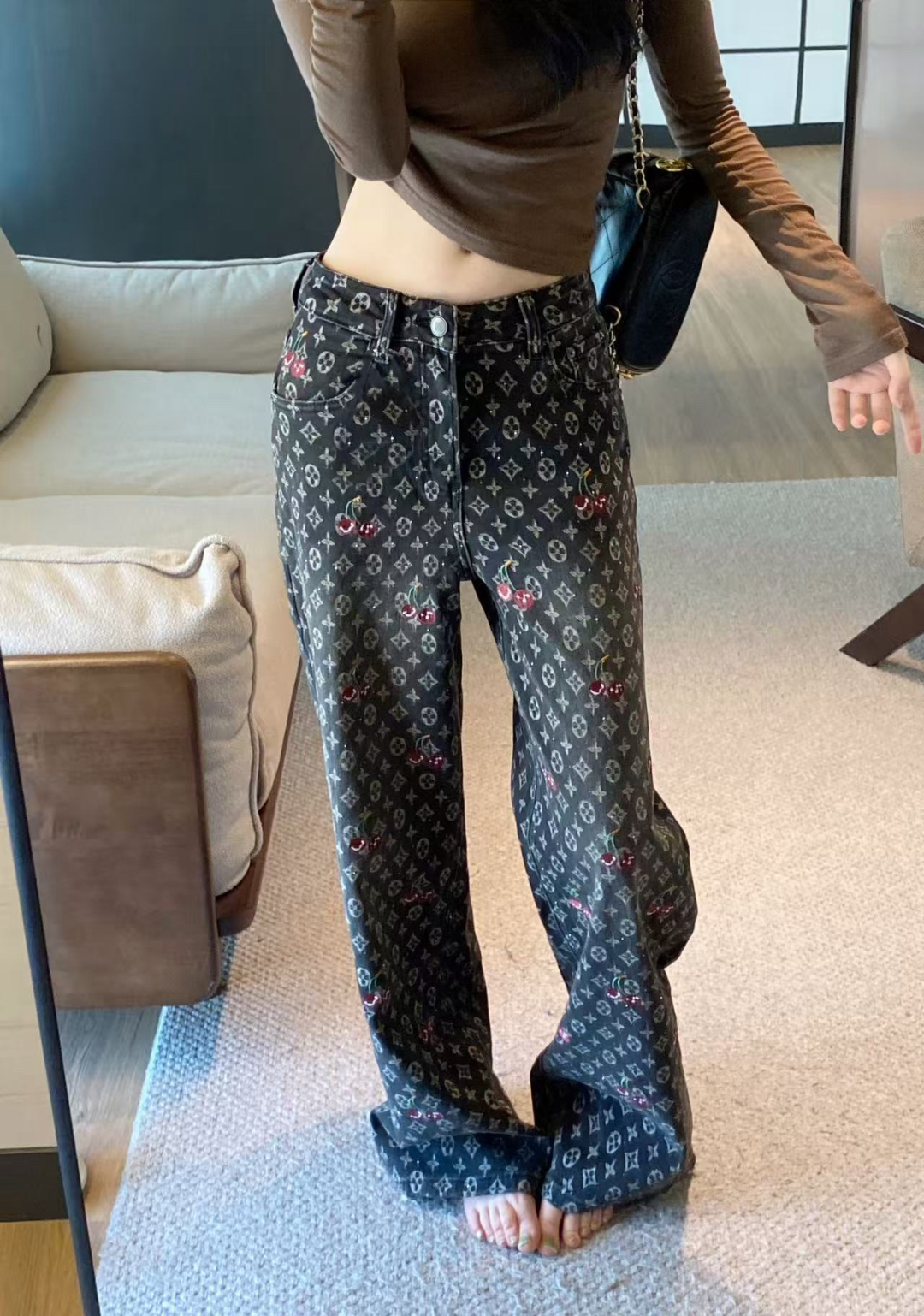 “LV-Inspired High-Quality Women’s Suit with Wide-Legged Pants and Cherry Embellishments” - 图片 6