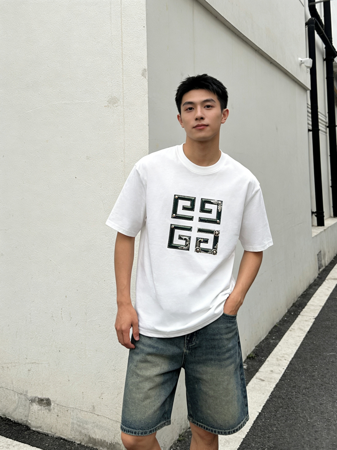 NO:935282,Giv*Givenchy ss26 early spring and summer style round neck short-sleeved T-shirt with printed pattern on the chest is a must-have for fashionistas!  Customized 220g high-weight mercerized fabric, with delicate feel and good skin-friendliness. The smart digital logo on the chest is exquisite and stylish, simple, medium and high-end, casual version. The upper body is super age-reducing. The code number is M-XXXL, givenchy, T-shirt, tees, t-shirt,19860909Giv*纪梵希 ss26早春夏款 胸前印花图案圆领短袖T恤,更是时尚达人必须入手的一件！定制220g高克重丝光面料 ,手感细腻 亲肤性很好.胸前智能数码logo精致有型,简约中满高级感,休闲版型 上身超级减龄 码数M-XXXL,,givenchy,T-shirt,tees，t-shirt,,Men's clothing