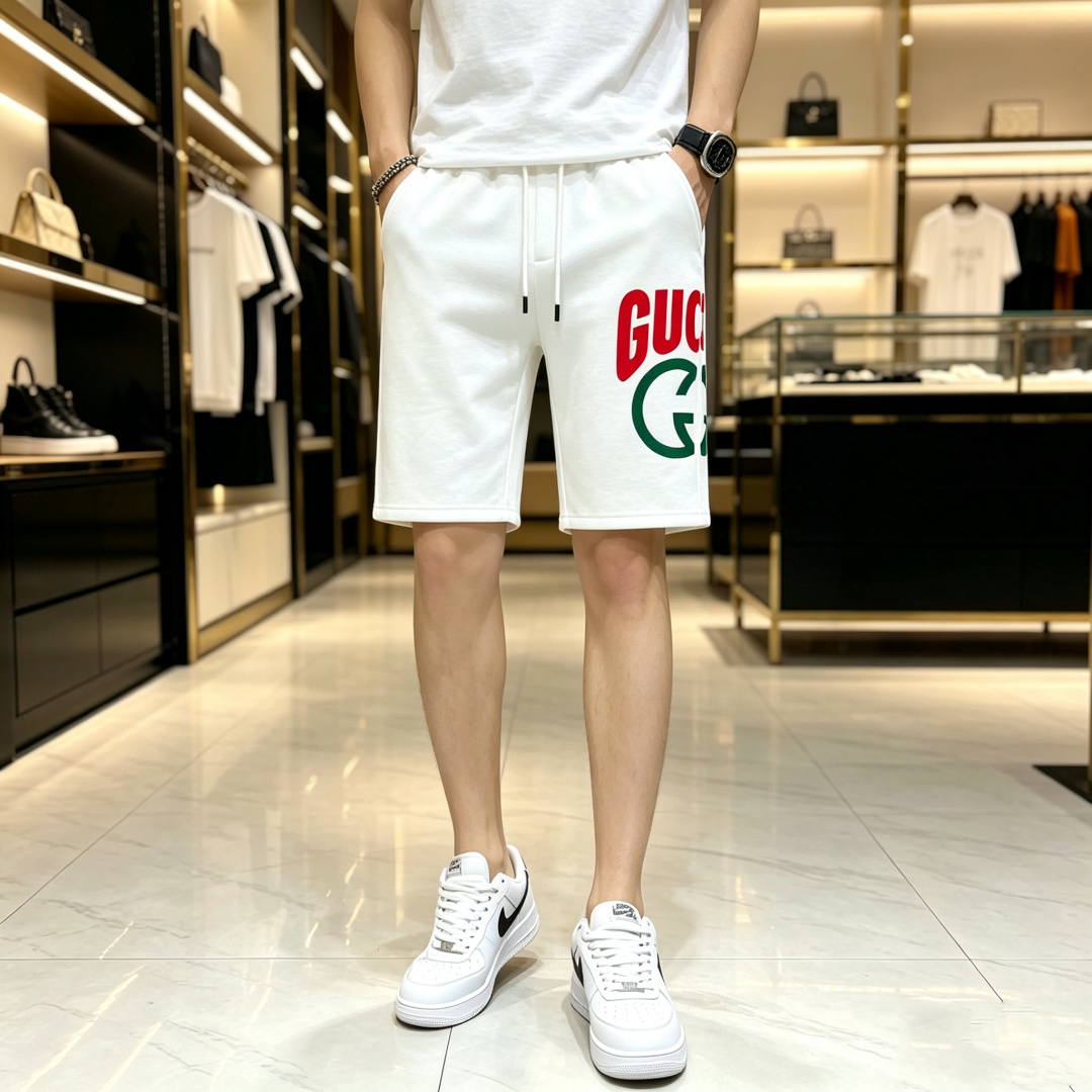 NO:926048,Gucc* Gucci ss26 early spring and summer men's casual shorts are a versatile item. The elastic waist drawstring design has a soft feel and good shape retention. The low elastic structure makes the pants just right and not easy to wrinkle!  Size M-XXXL,,gucci,shorts,19860909Gucc*古奇 ss26早春夏款男士休闲短裤,堪称百搭单品,弹性松紧腰边抽绳设计,手感柔软、保型性好、低弹丝的构造使裤身弹性恰到好处,并且不易起皱！码数M-XXXL,,gucci,shorts,,Men's clothing
